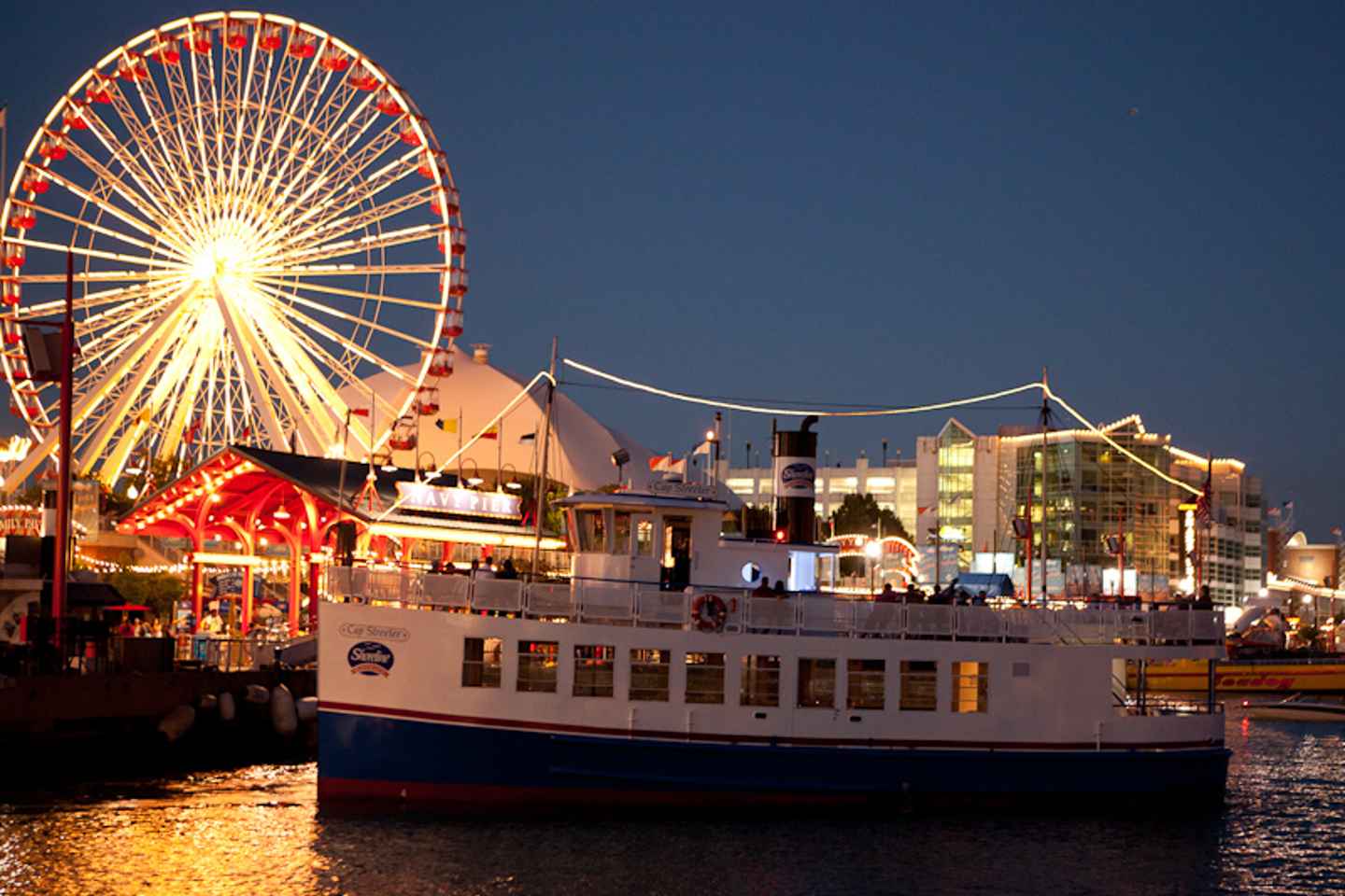 date night ideas in chicago | go on a 40-minute sightseeing cruise