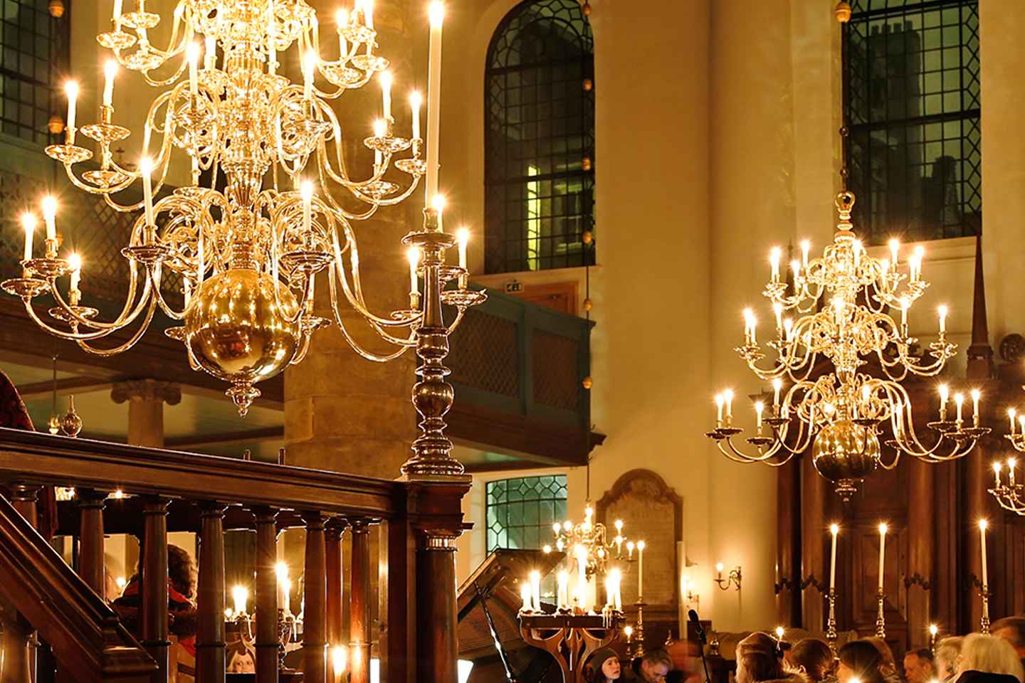 coba 10 wisata unik di amsterdam, belanda berikut ini | konser dengan cahaya lilin di sinagog portugis