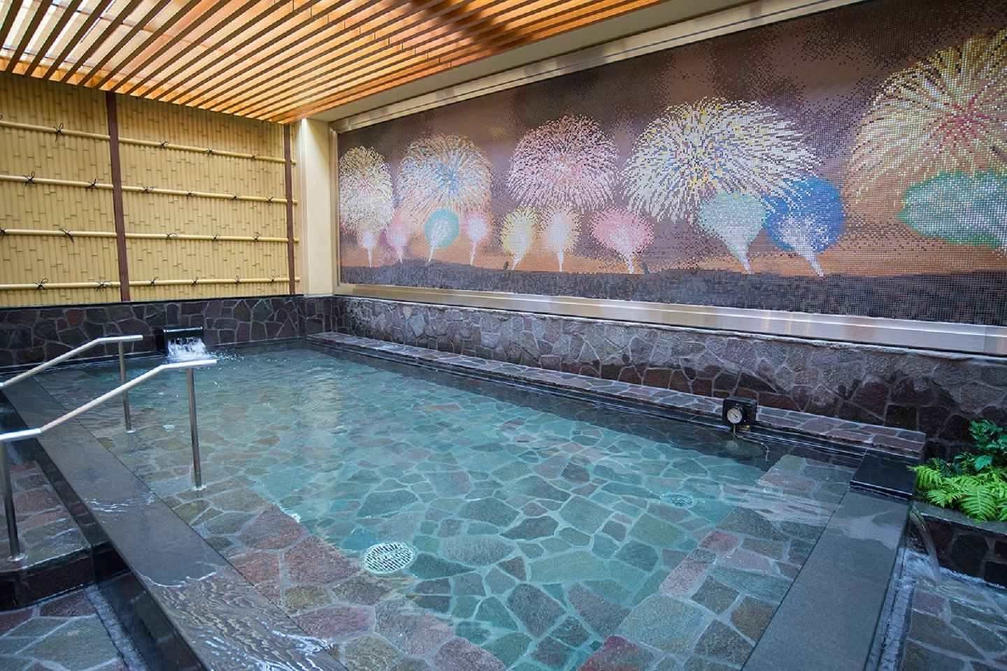 soak in a hot spring bath and relax in a sauna