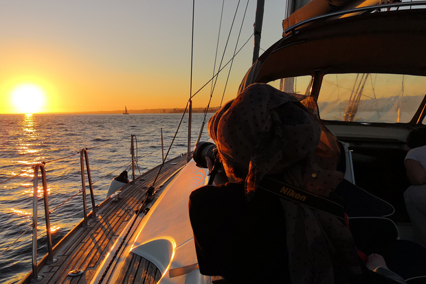 Lisbona: tour guidato in barca di 2 ore al tramonto