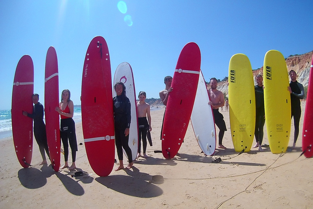Albufeira: spiaggia di Falesia lezione di surf di 2 ore
