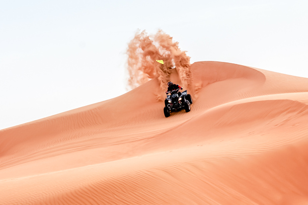 Dubai: dune rosse in quad e cammello, sandboarding e BBQ