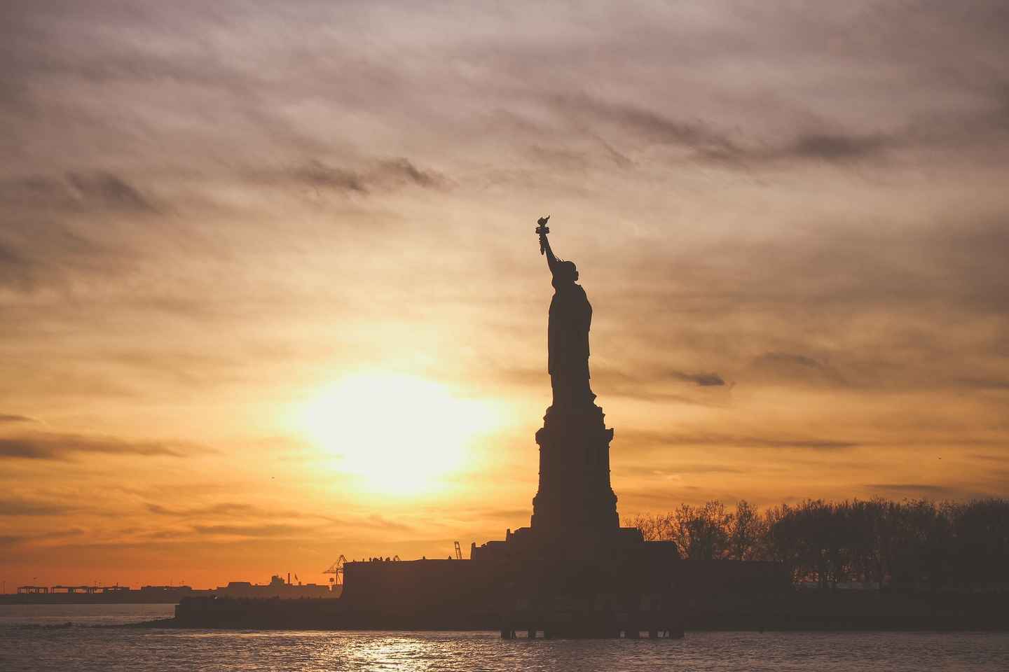 boat tours in manhattan | enjoy a sunset cruise around famous landmarks