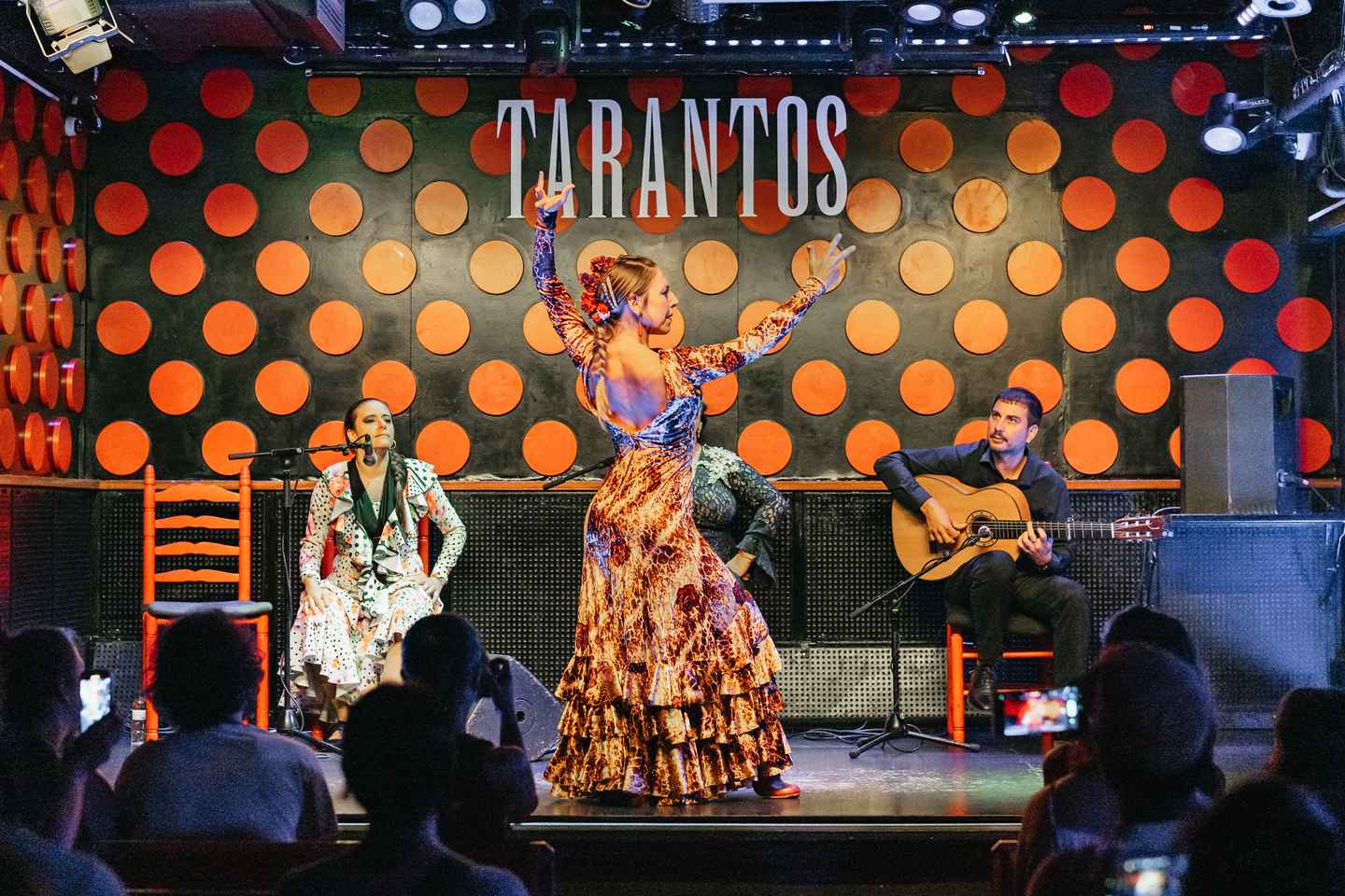 pastikan untuk menyaksikan pertunjukan flamenco!