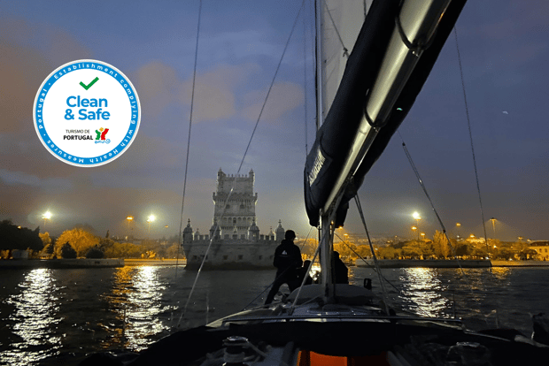Lisbona: tour in barca a vela di notte