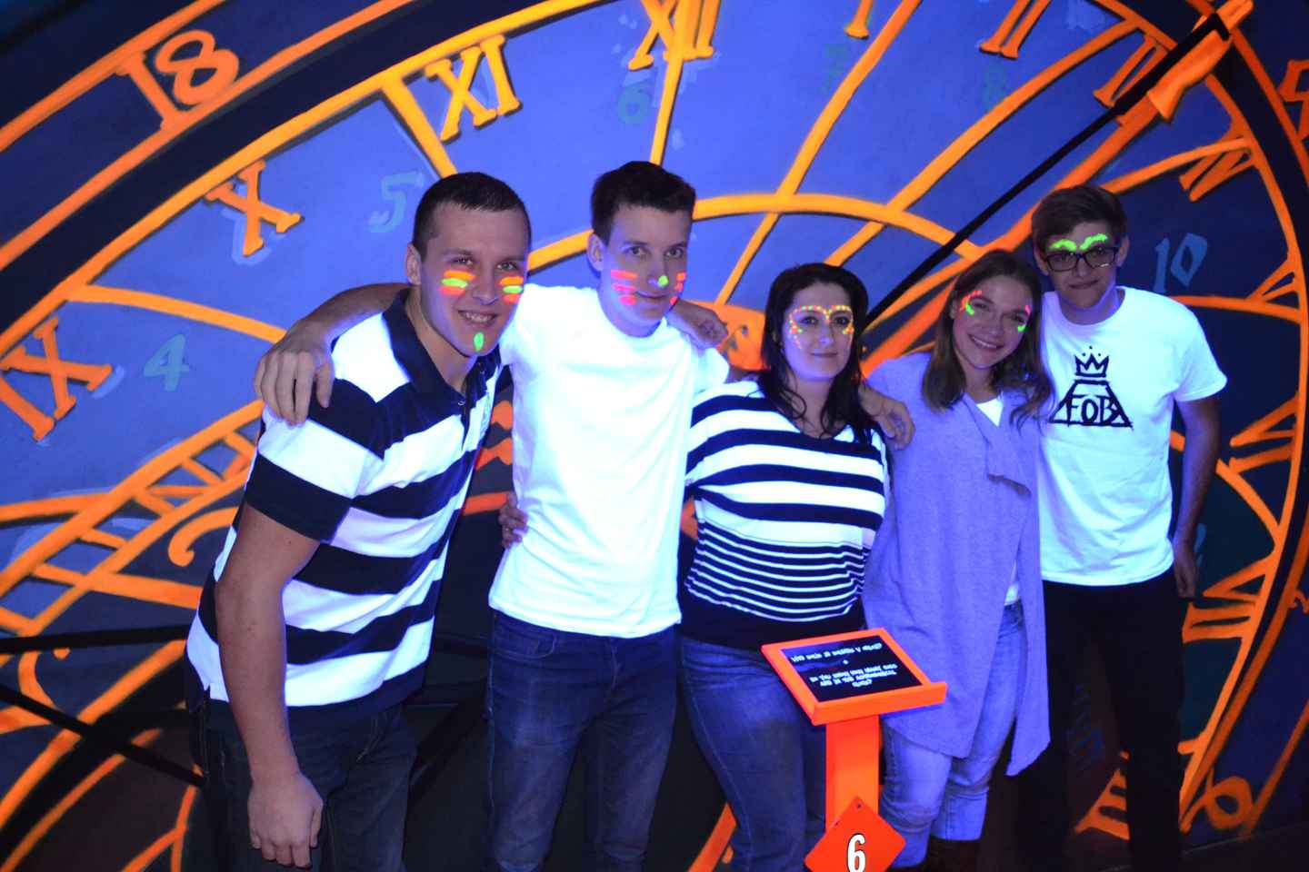 play a mini-golf game under uv lights