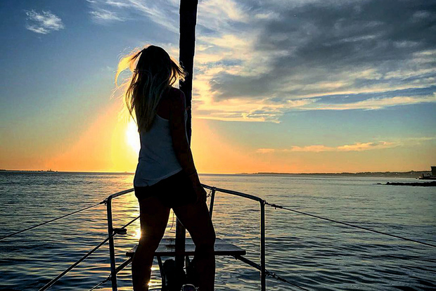 Lisbon: Sunset Sailing Cruise with Wine
