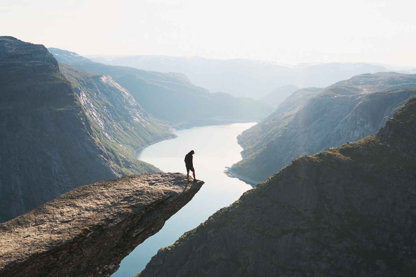 set camp at trolltunga