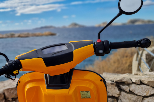 Marsiglia: Noleggio Moto Elettrica con Guida Smartphone