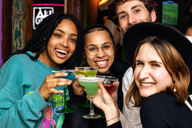 Lisbona: Tipsy Tour Fun Bar Crawl con una guida locale