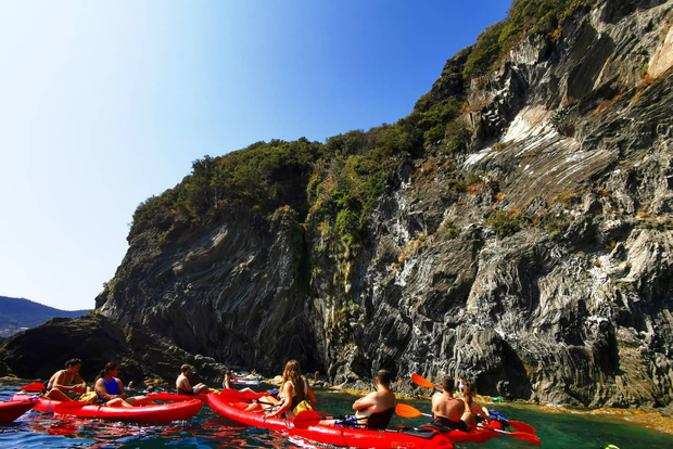 From Monterosso: Vernazza Bay Tour with Snorkeling