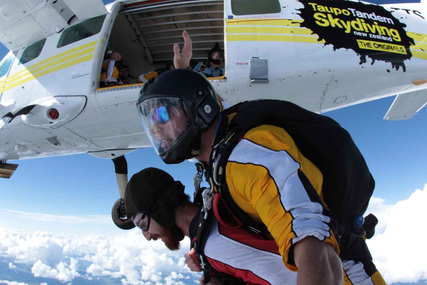 romantic things to do in taupo | take to the skies with taupo tandem skydiving