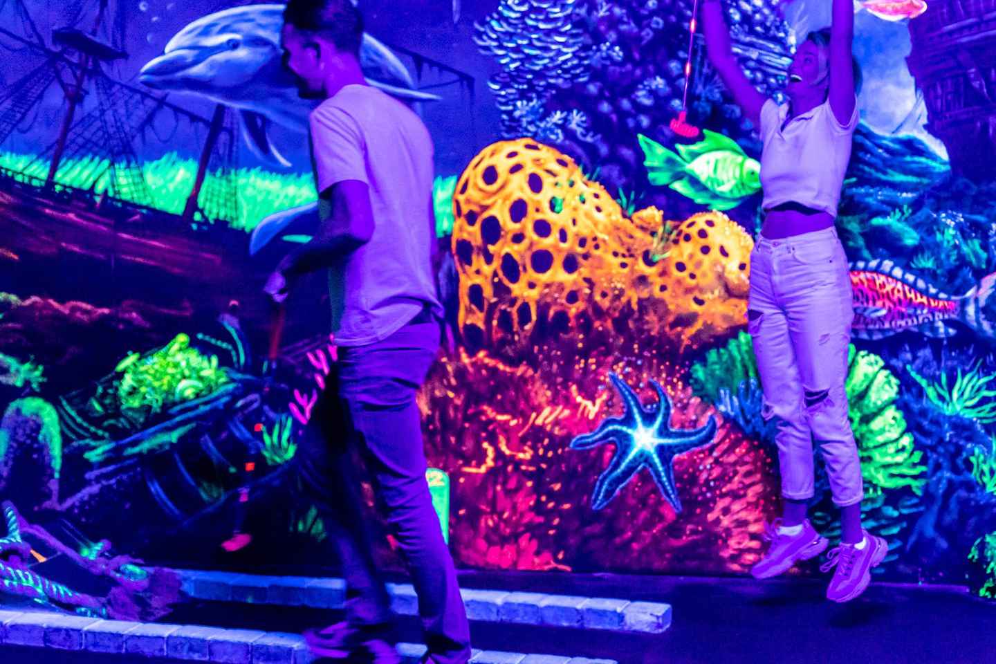 coba 10 wisata unik di amsterdam, belanda berikut ini | golf mini "glow in the dark" di powerzone
