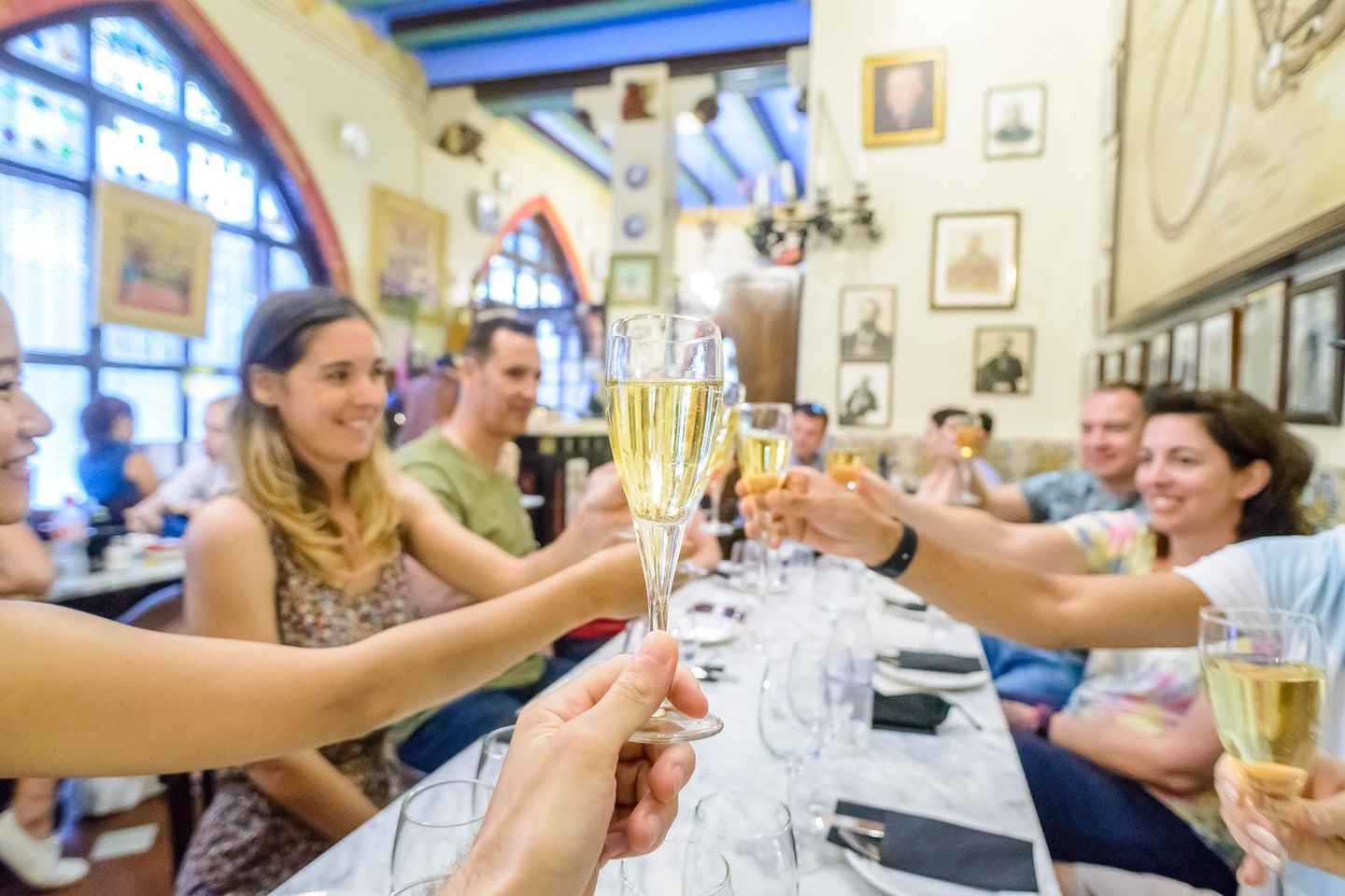 8 tur wisata kuliner di barcelona, spanyol | tur intim barcelona ebike dengan gourmet tapas & wine