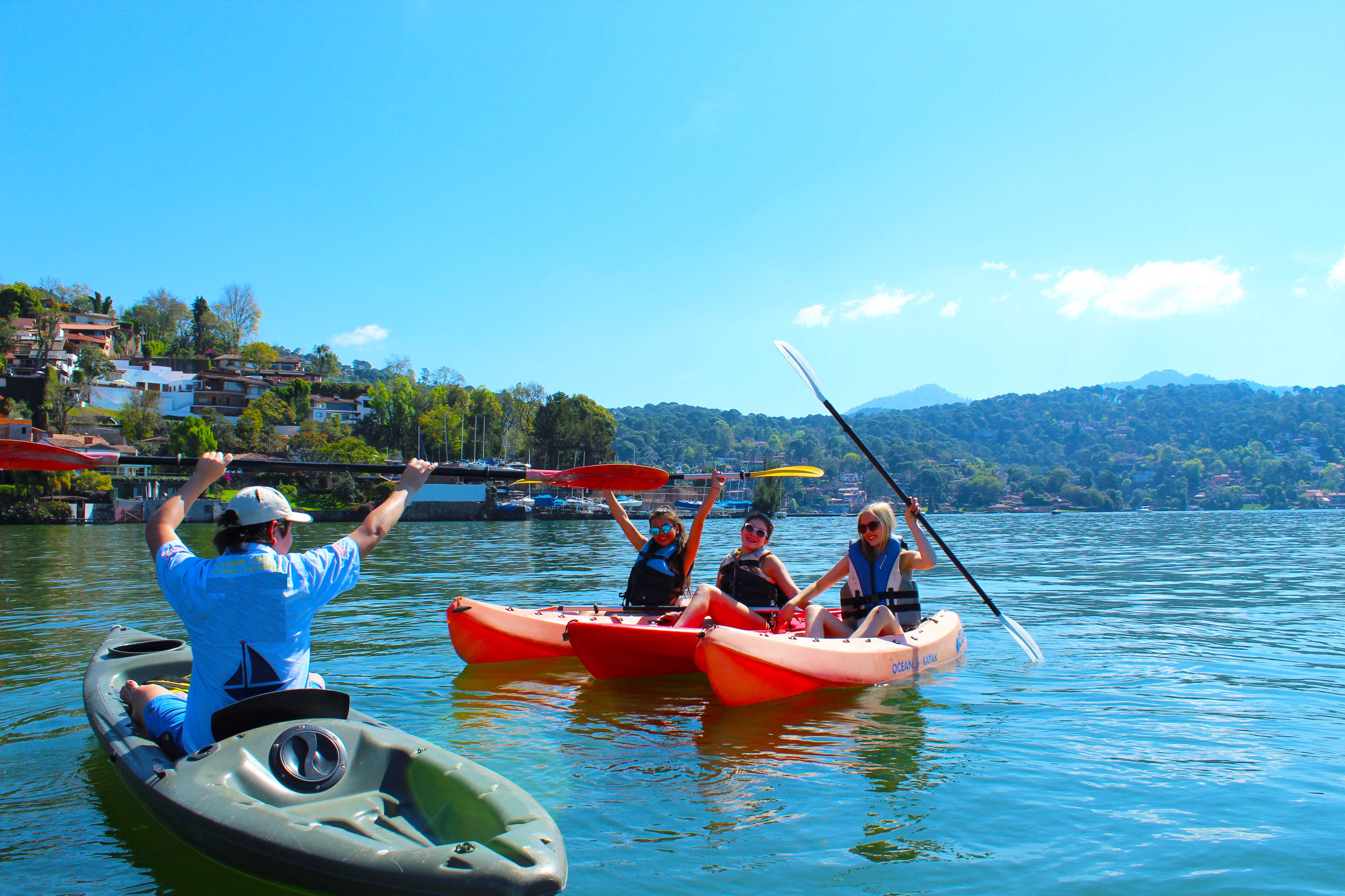 Kayak sobre agua tranquila