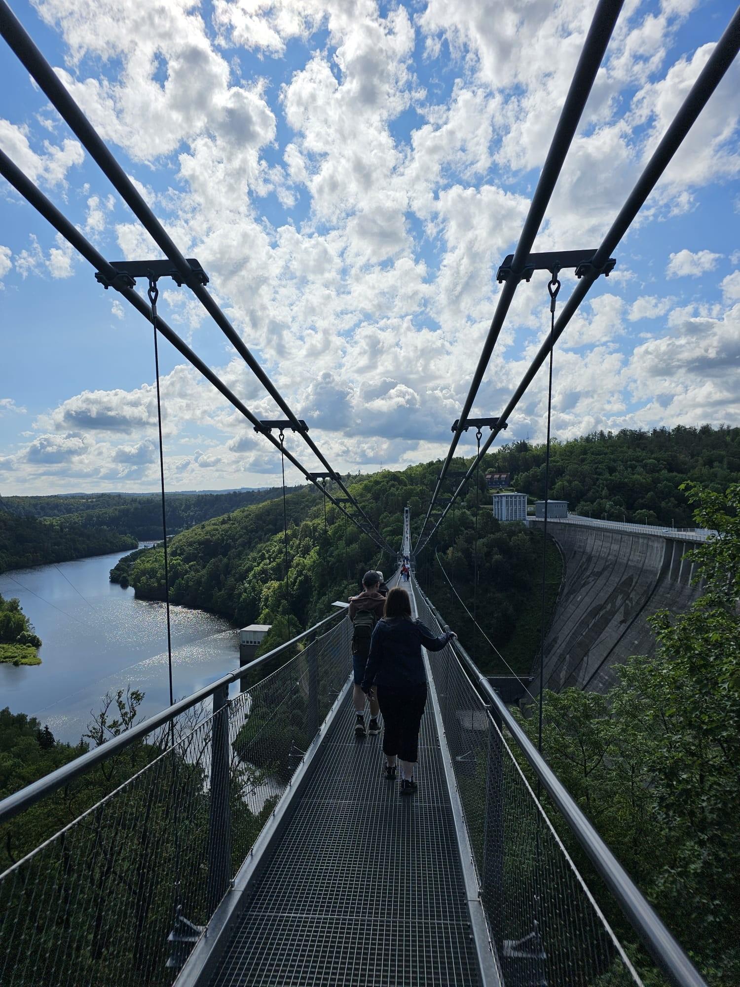 Blick vom Brückensteg der Titan RT auf Staubecken und Rappbodetalsperre