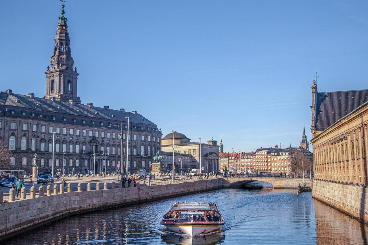 Copenhagen Canal Cruise with Drinks