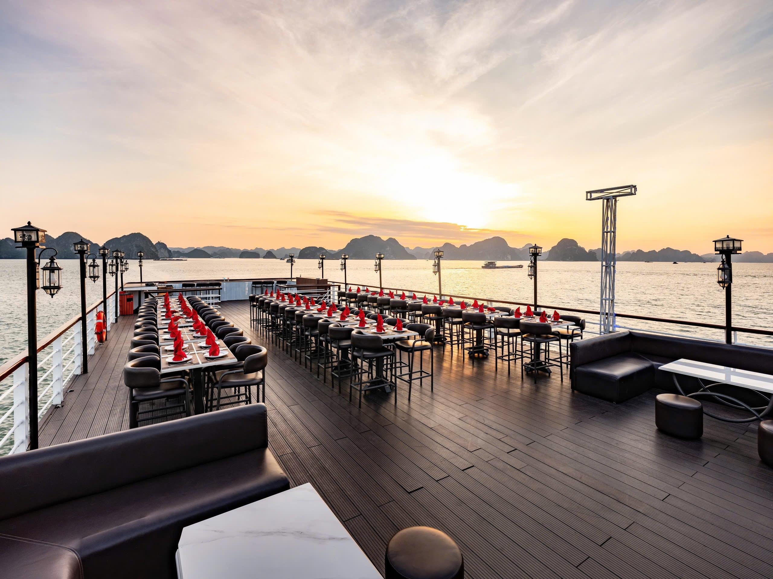 Ha Long Bay Full-Day Luxury Cruise from Hanoi