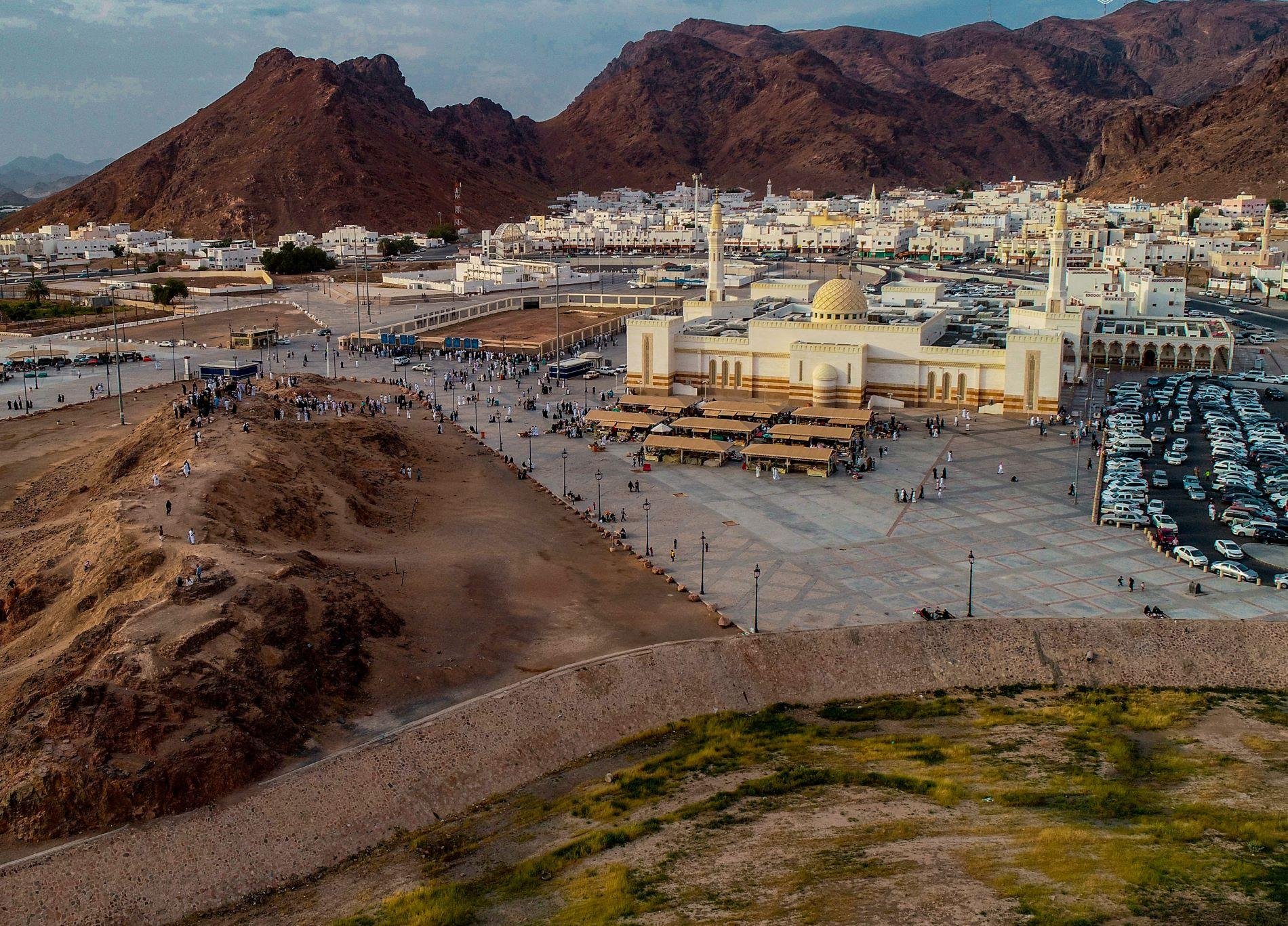 Madinah Prophet's Heritage Sites Tour with Private Transport