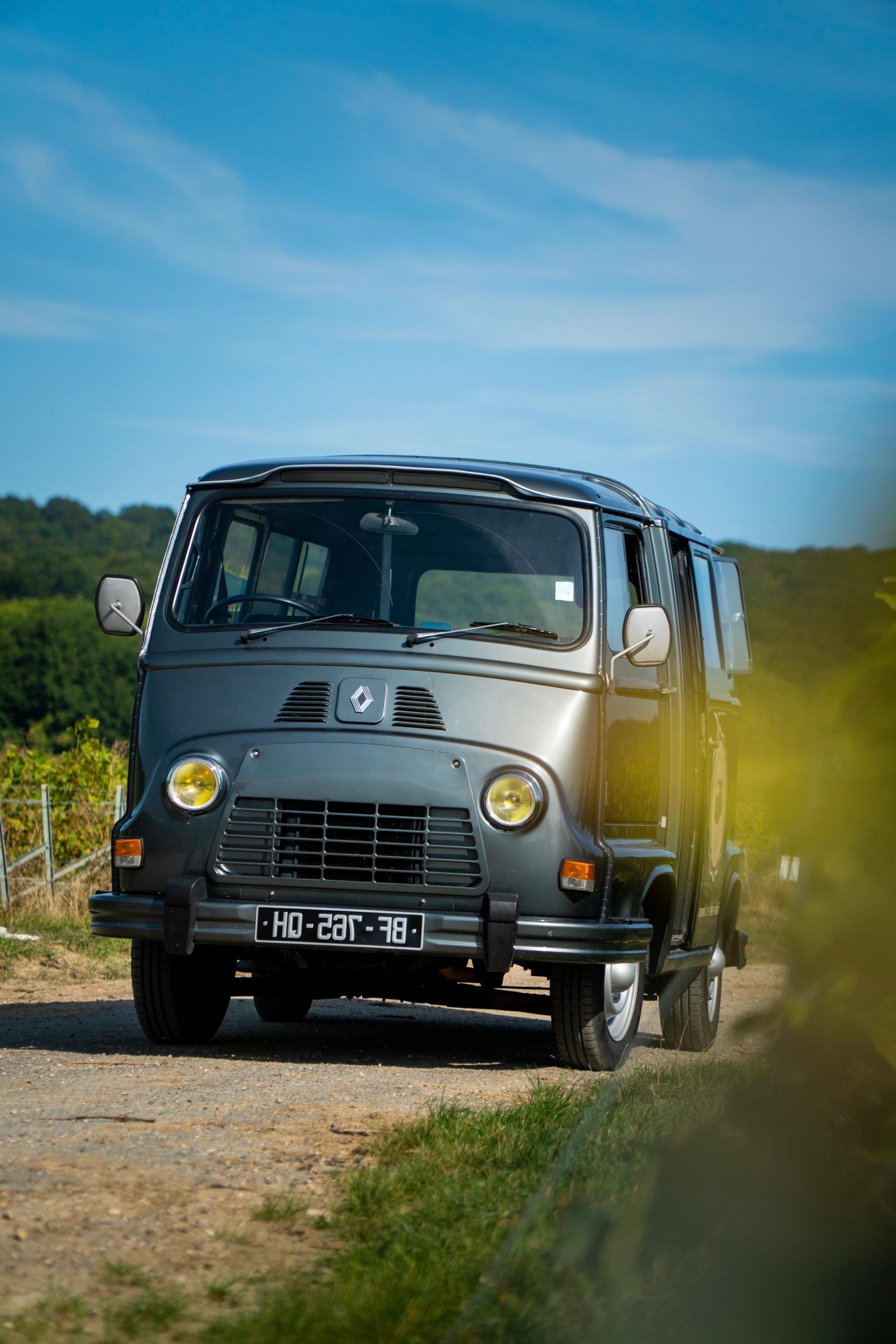 From Epernay : Champagne tasting with a vintage car