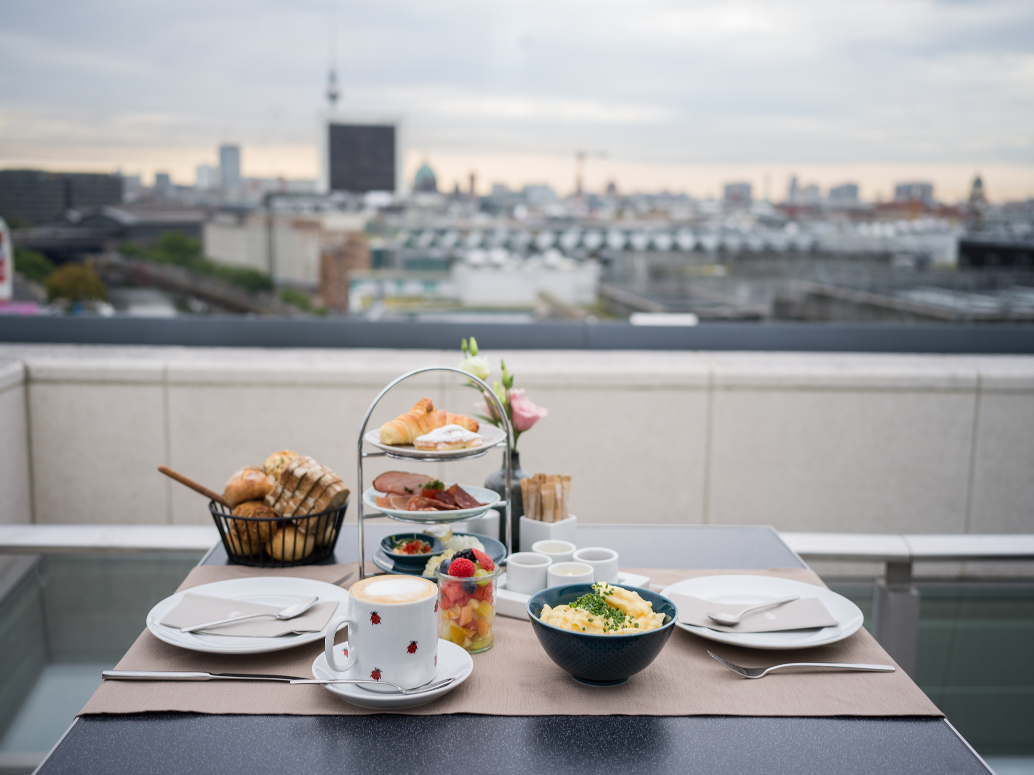 Bundestag: Rooftop Breakfast Reichstag Käfer Restaurant