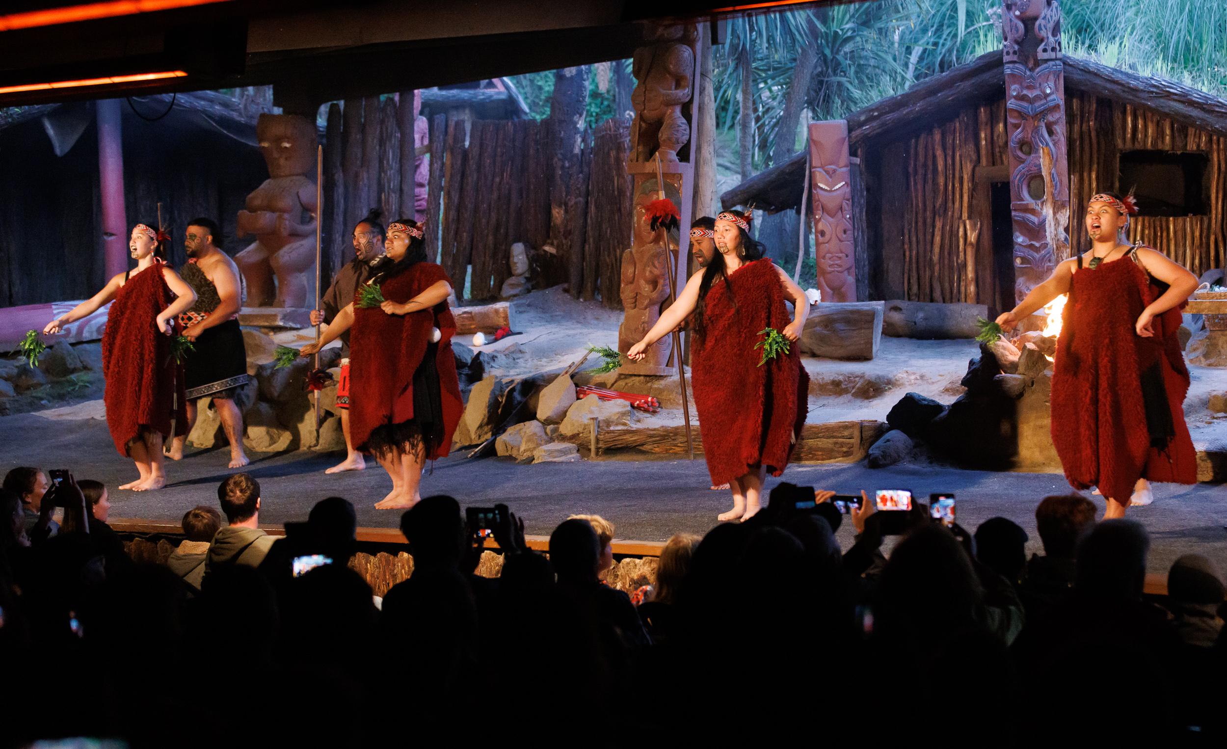 Māori cultural experience in Rotorua — village, haka and hangi — image 4