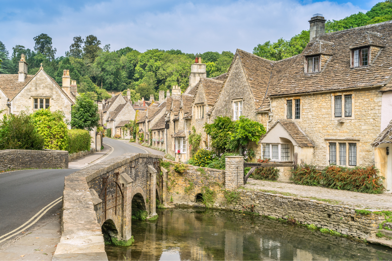 Small-Group Stonehenge, Bath & Castle Combe Day Tour from London