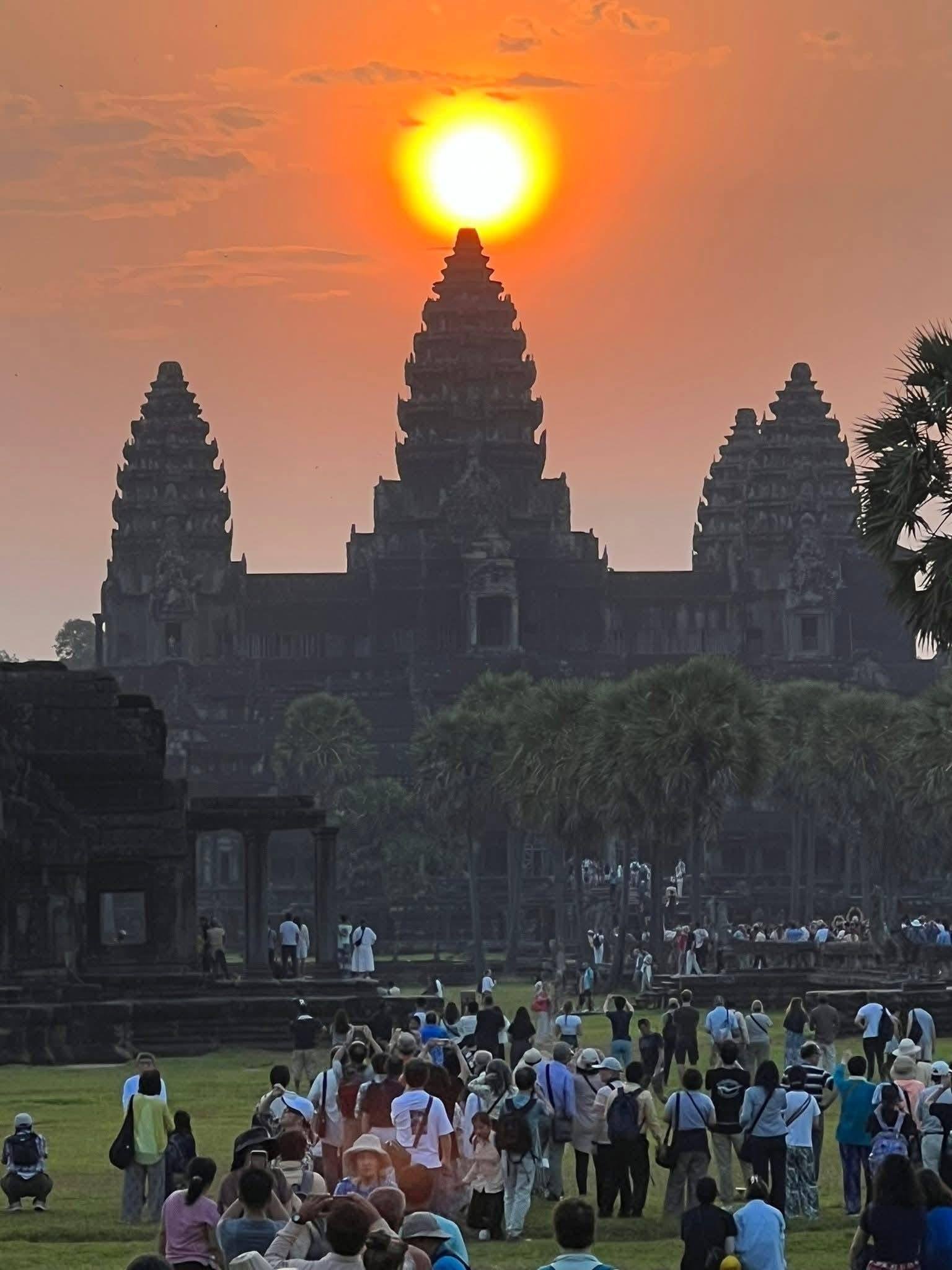 Siem Reap: Angkor Wat Sunrise & Multi-Temple Small Group Tour