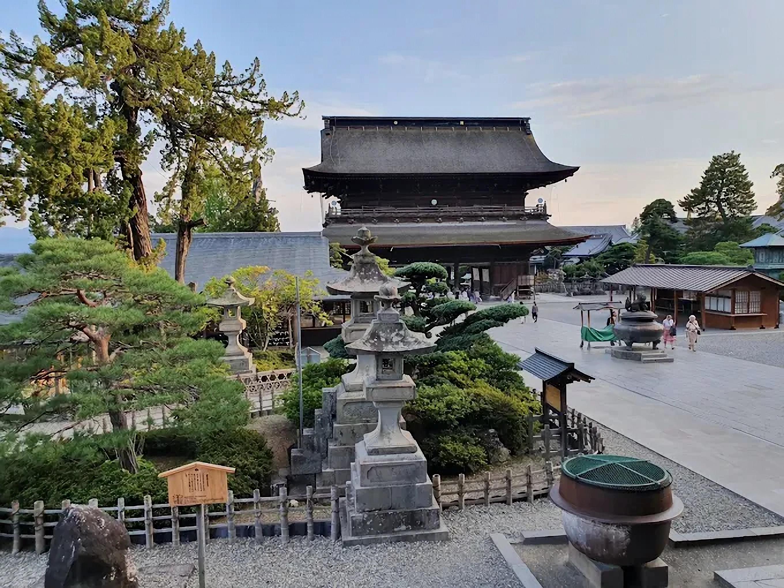 Tokyo to Nagano: Private Snow Monkeys & Zenko-ji Day Trip