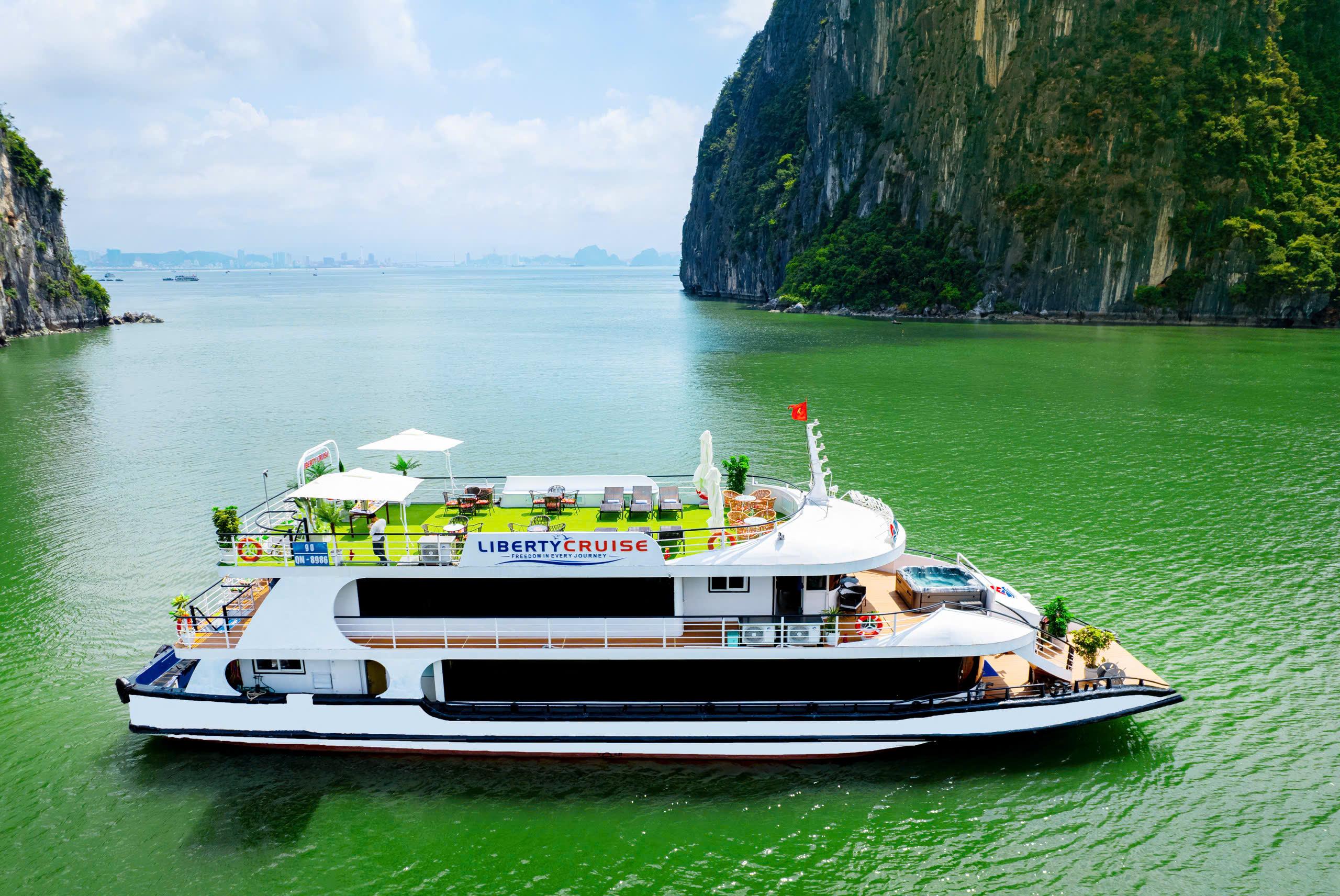 Halong Bay Day Cruise from Hanoi with Kayaking & Lunch