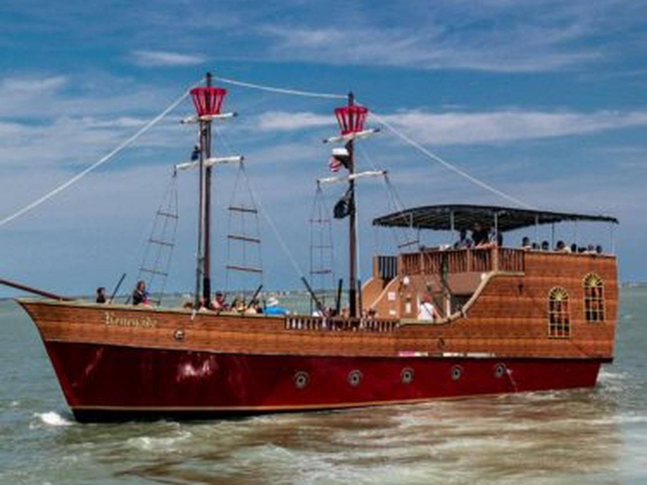 Blackbeard's Treasure Hunter Pirate Ship Adventure