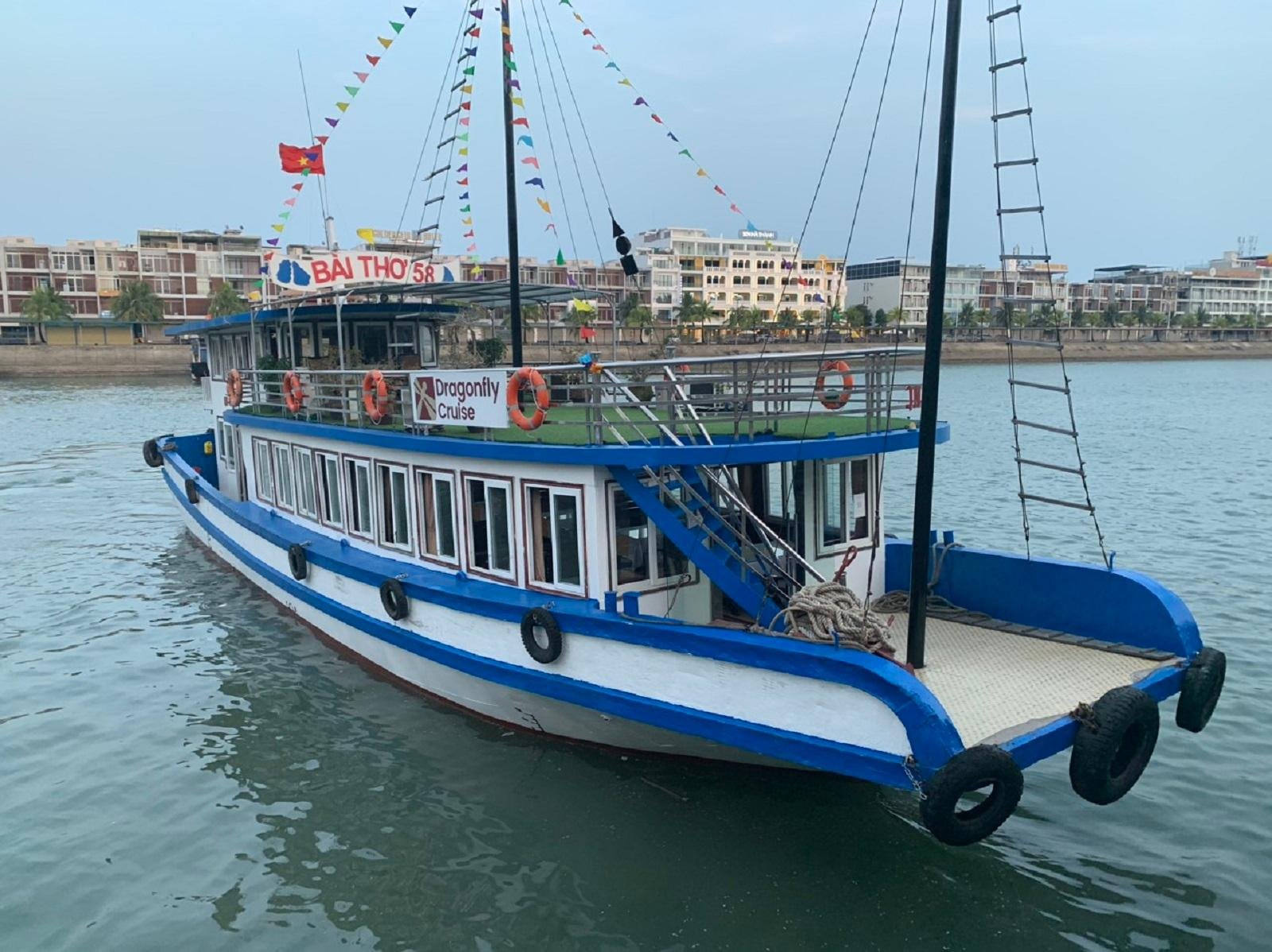 Halong Bay Day Cruise: Caves, Kayaking & Seafood Lunch