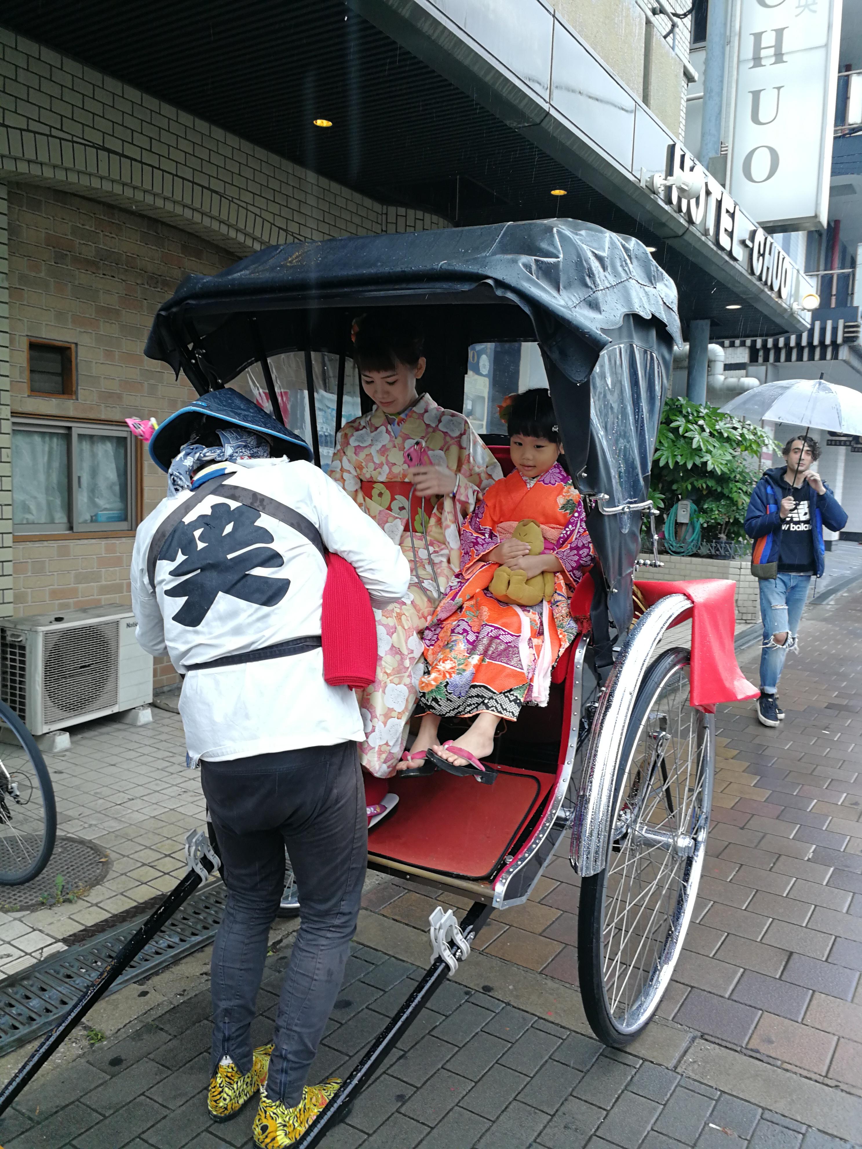 Osaka: Kimono Rental and Rickshaw Ride in Shinsekai