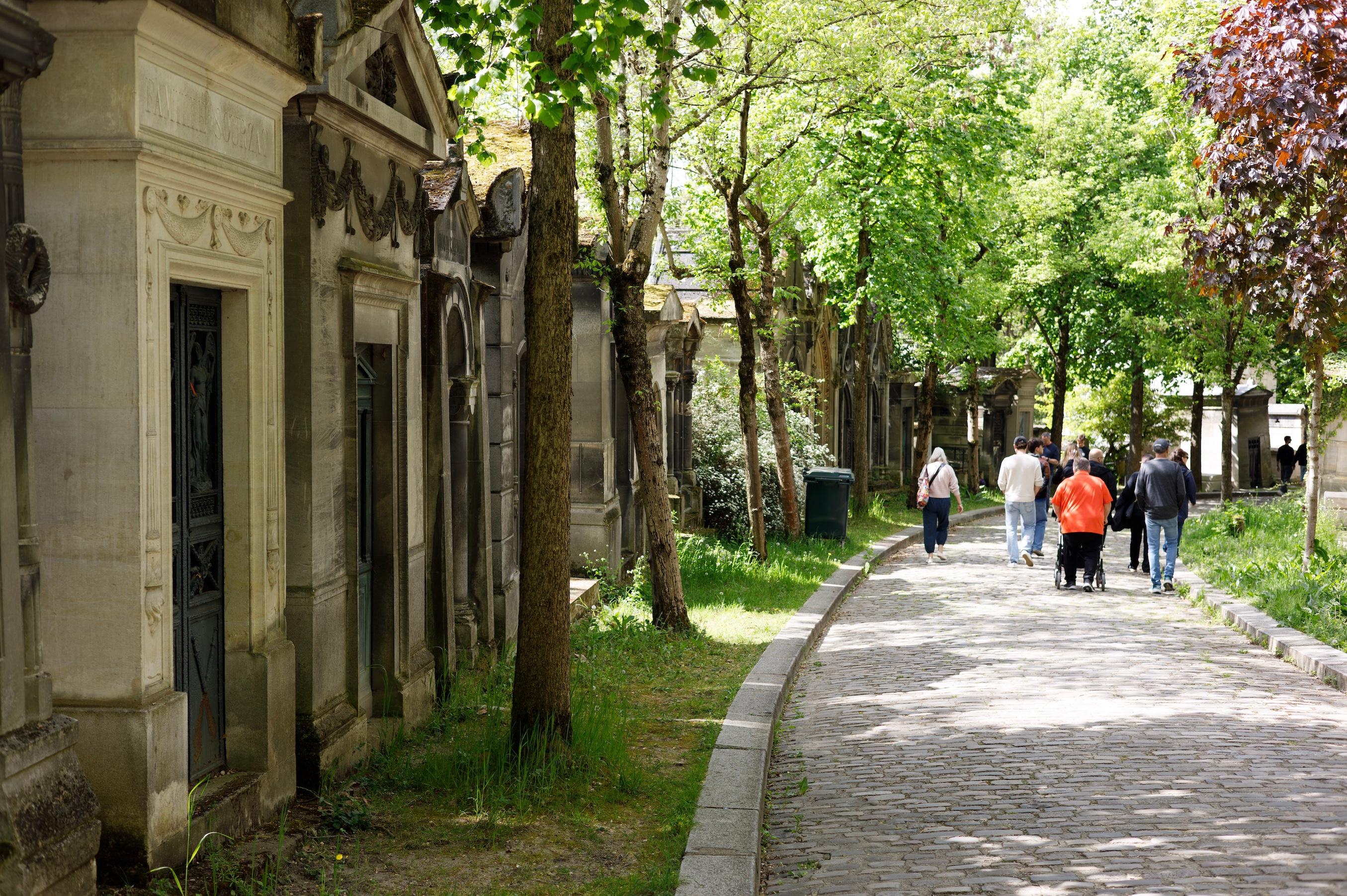 Paris: Père Lachaise Cemetery (Small Group Tour)