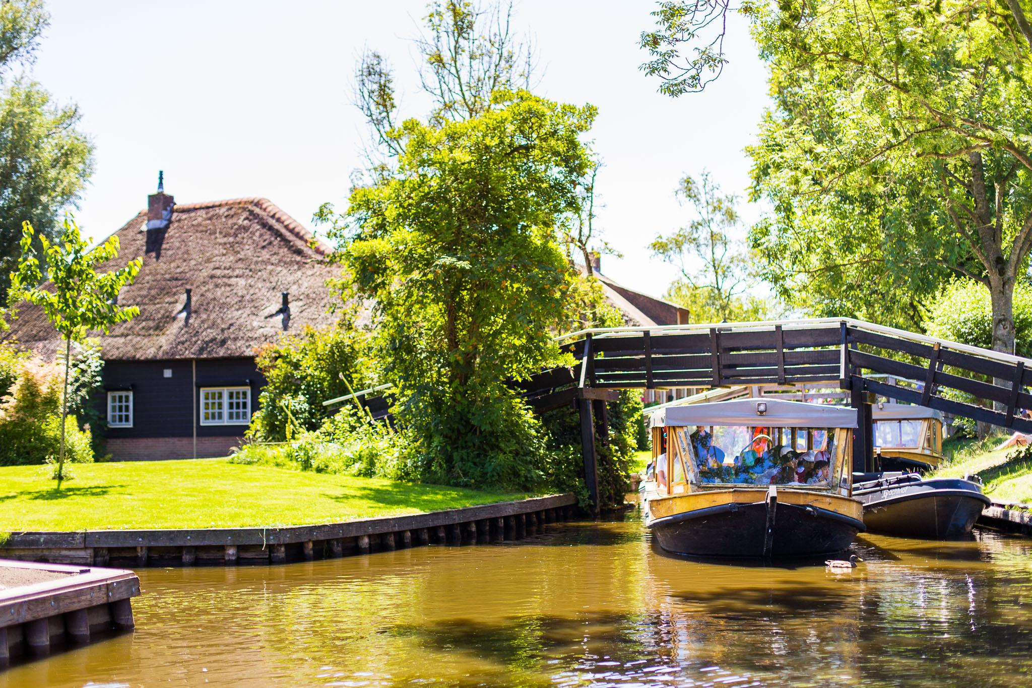 Giethoorn Day Trip with Canal Cruise from Amsterdam