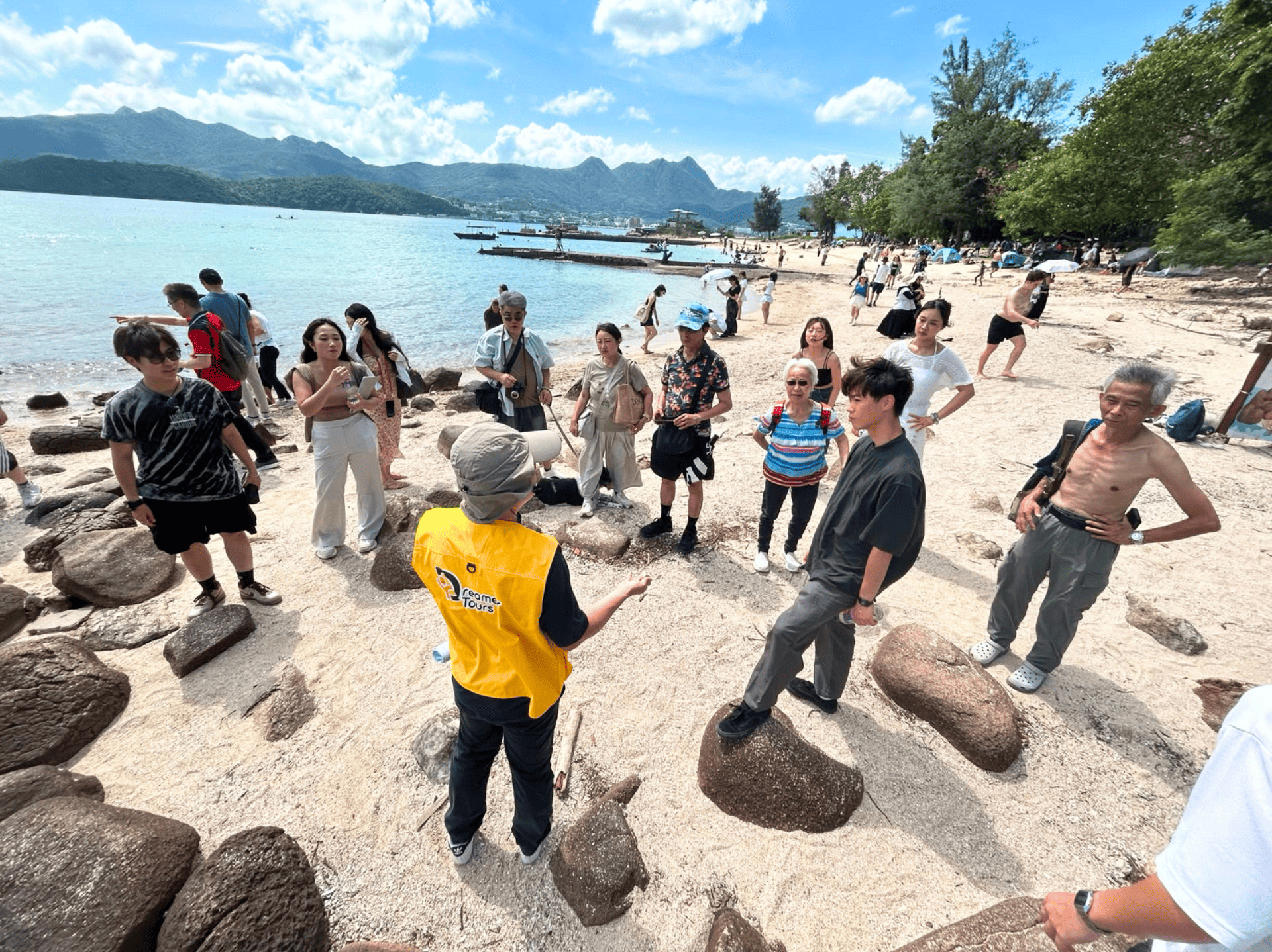 Hong Kong Geopark & Volcanic Islands Yacht Experience