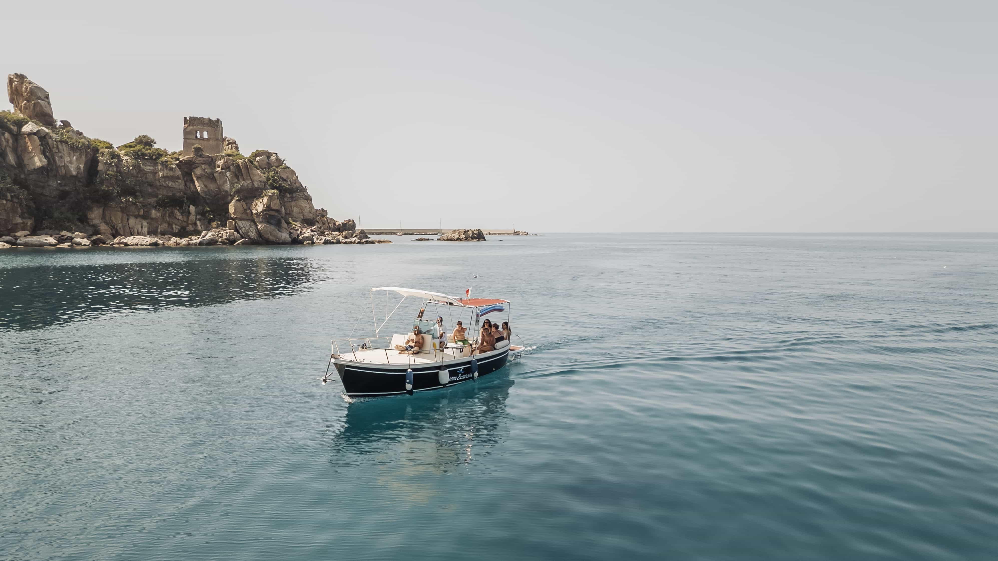 CEFALÙ Boat Tour Along the Coast with Swimming, Snorkeling, and Aperitif