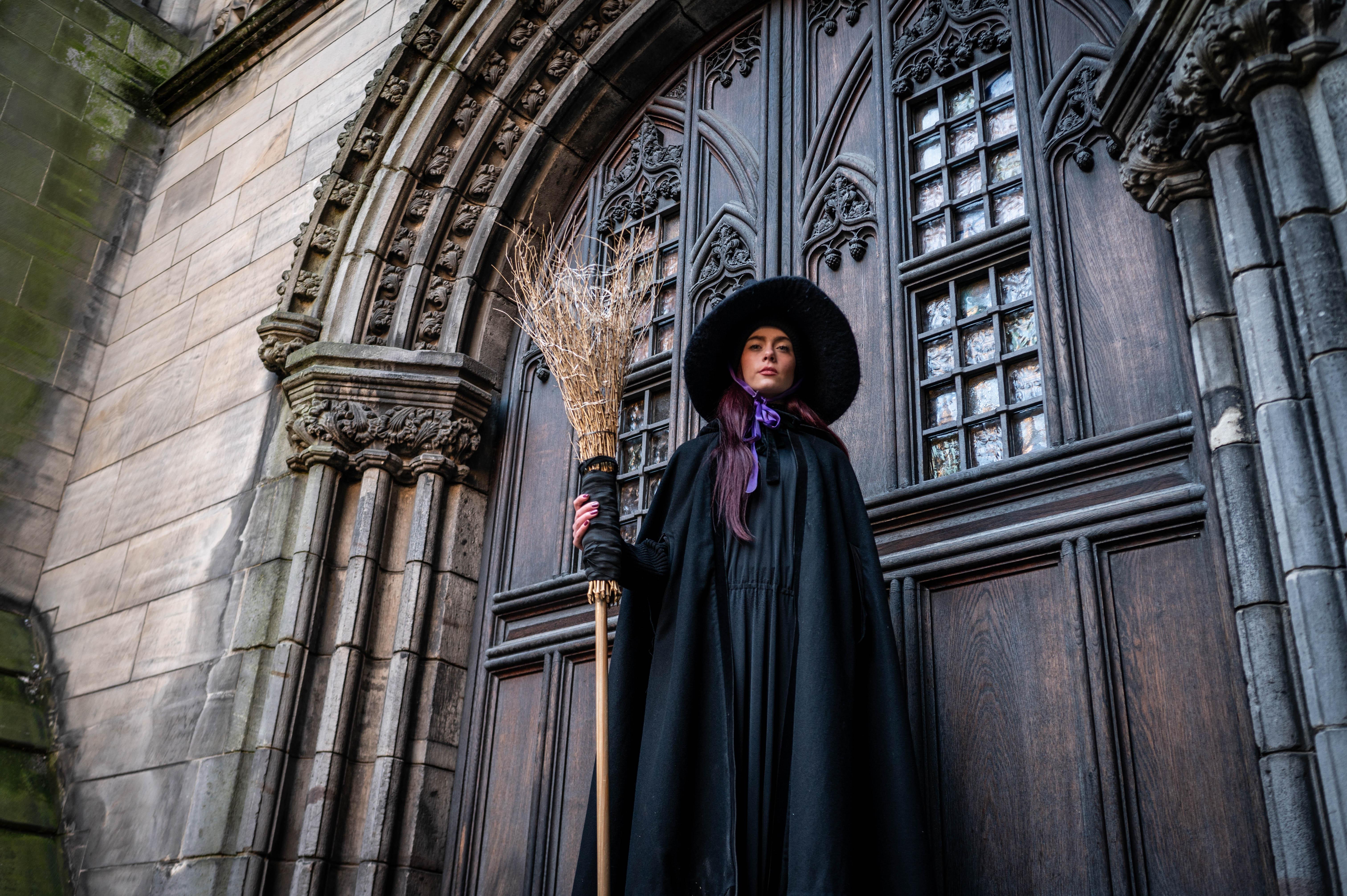Edinburgh: Witches & Haunted History Walking Tour