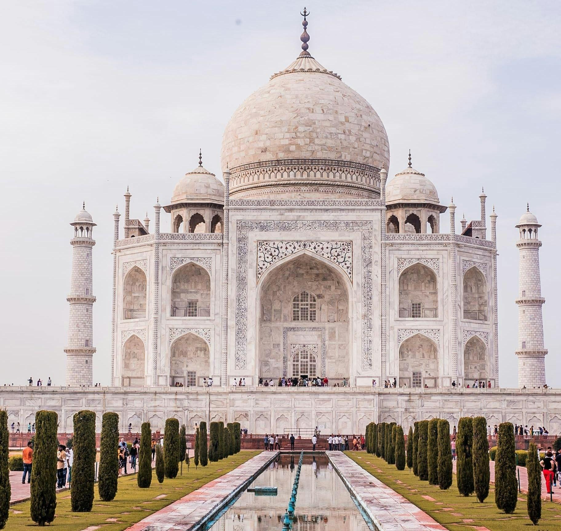 Taj Mahal Guided Tour with Traditional Saree or Kurta Experience