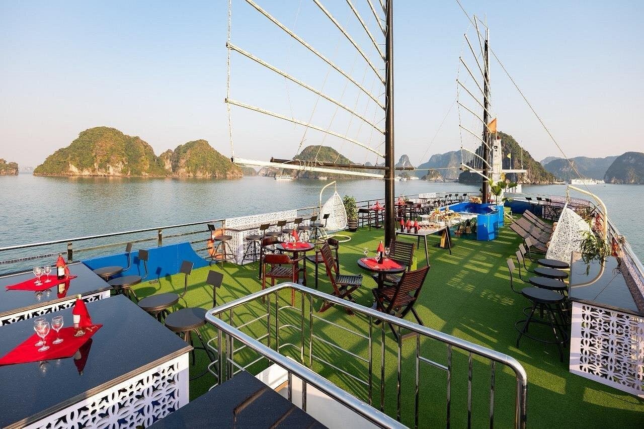 Private Ha Long Bay Luxury Cruise & Cave Tour from Hanoi
