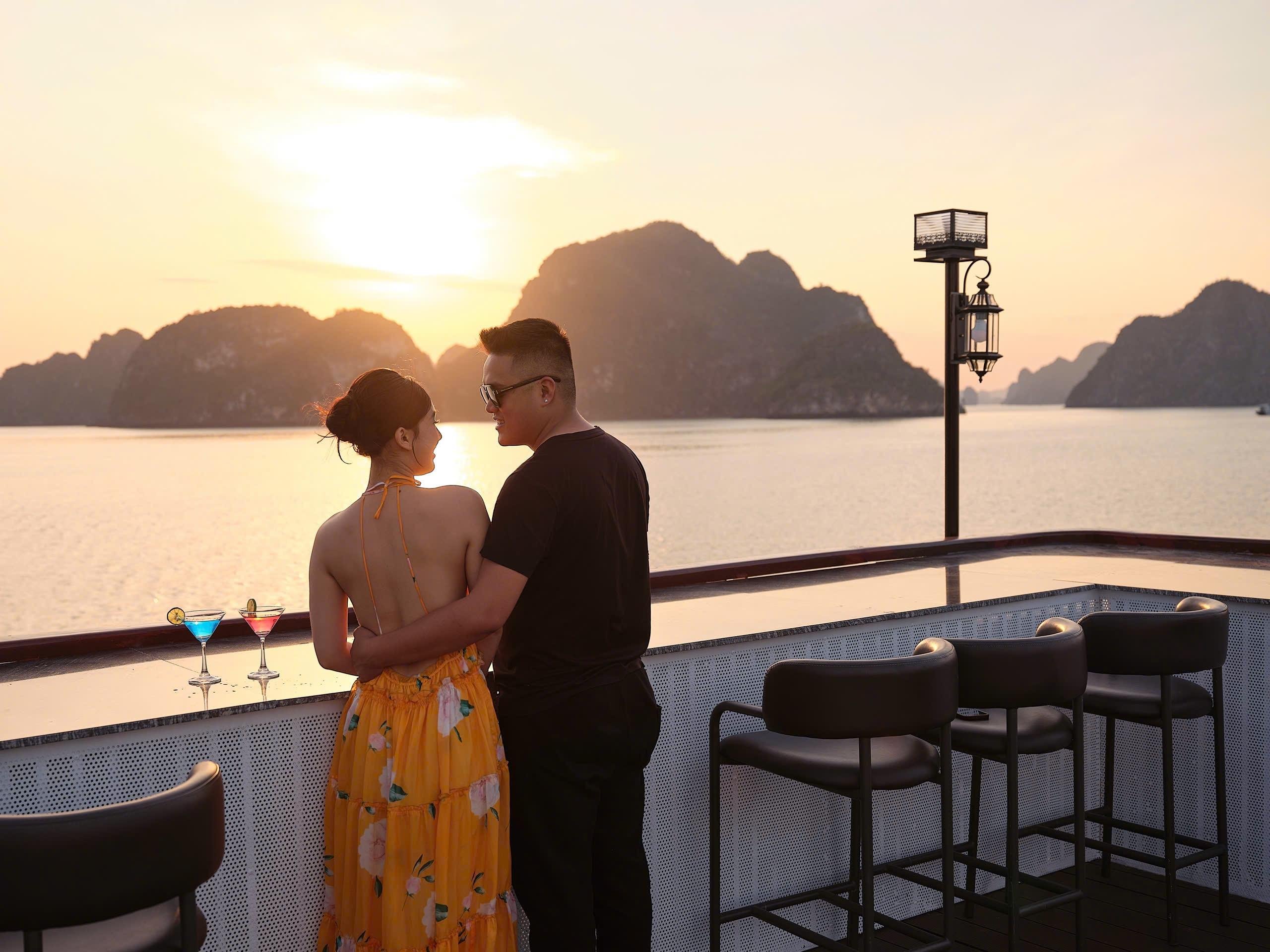 Ha Long Bay Full-Day Luxury Cruise from Hanoi