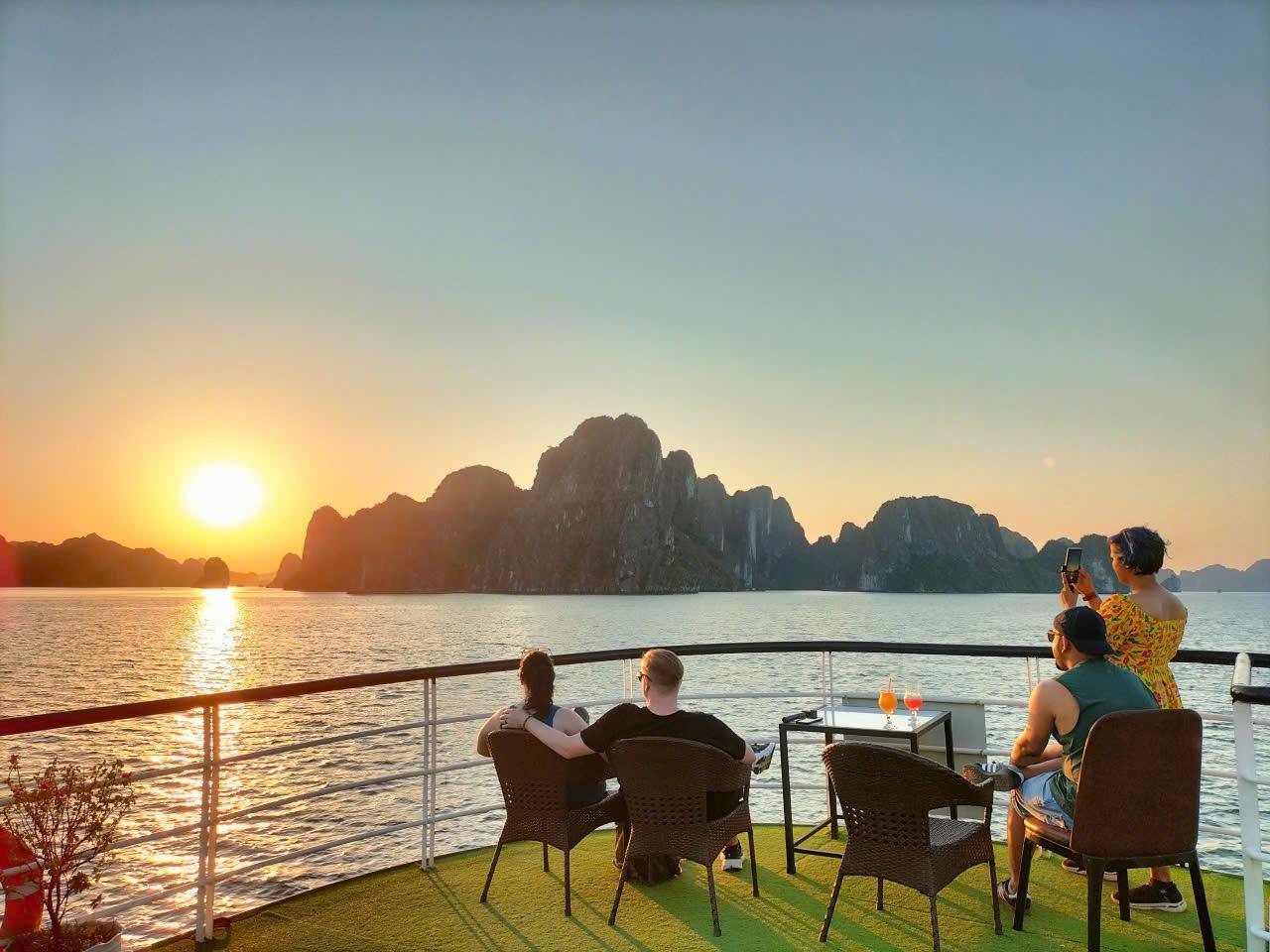 Ha Long Bay Full-Day Cruise from Hanoi: Caves, Kayaking & Sunset Party