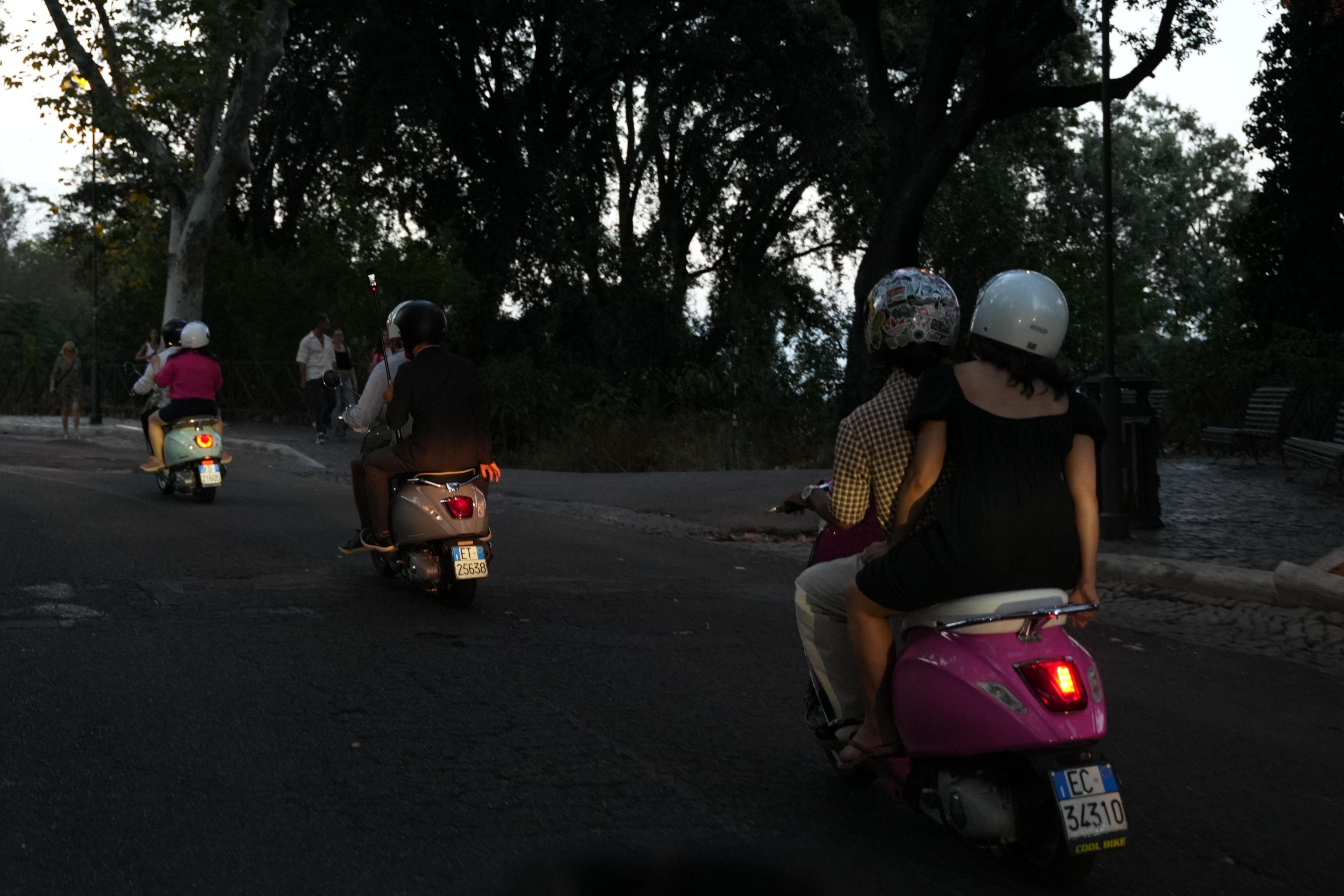 Rome vespa photo tour photoshoot passenger city backdrops — image 40
