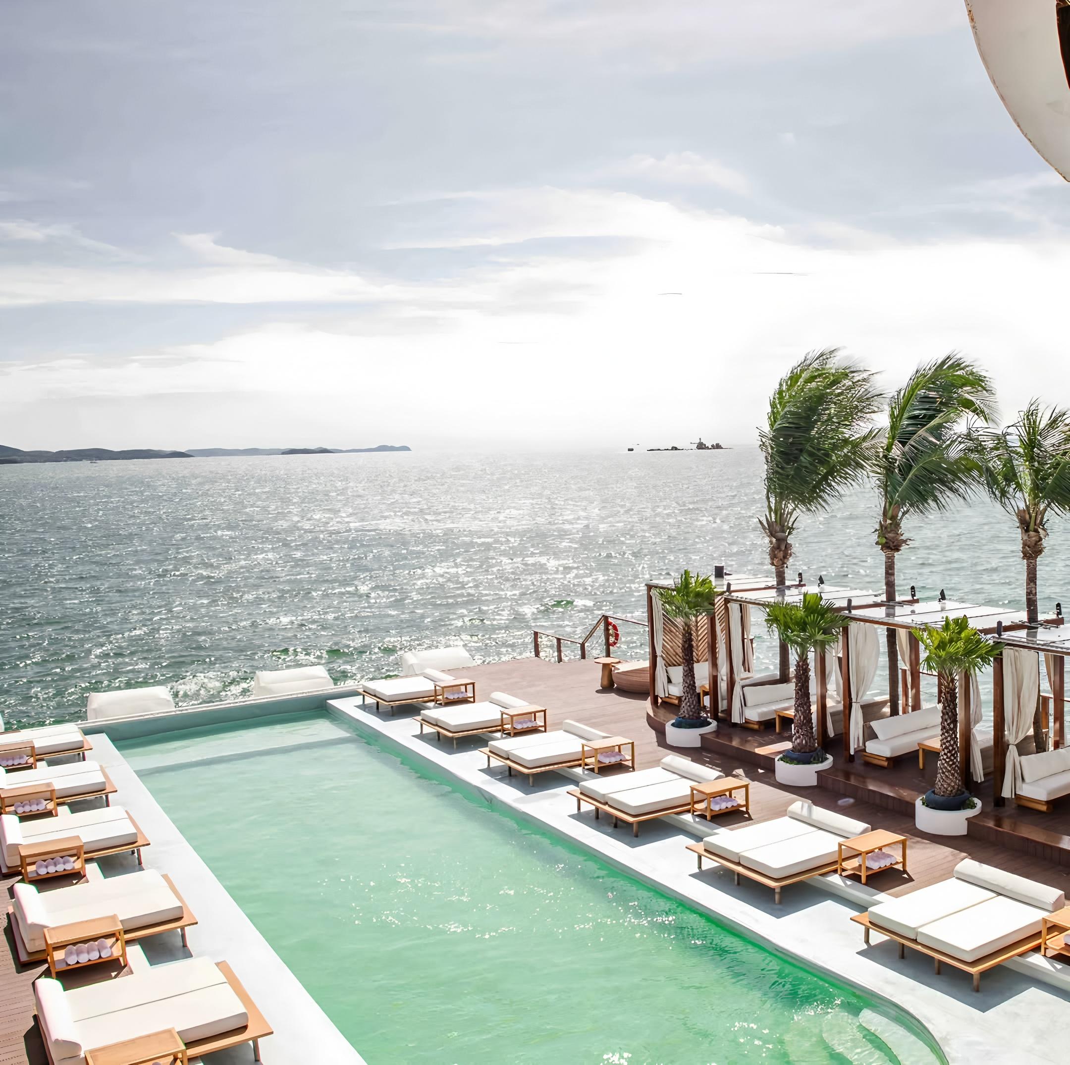 Sina Beach Floating Club: Pattaya Day Pass