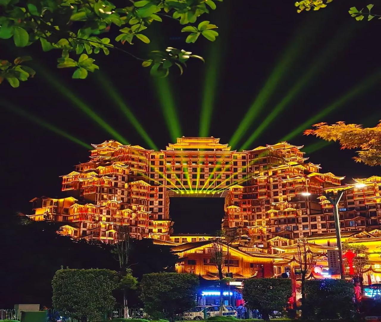 Visite nocturne de Zhangjiajie : Skywalk de la montagne Tianmen et spectacle de lumières des 72 tours étranges
