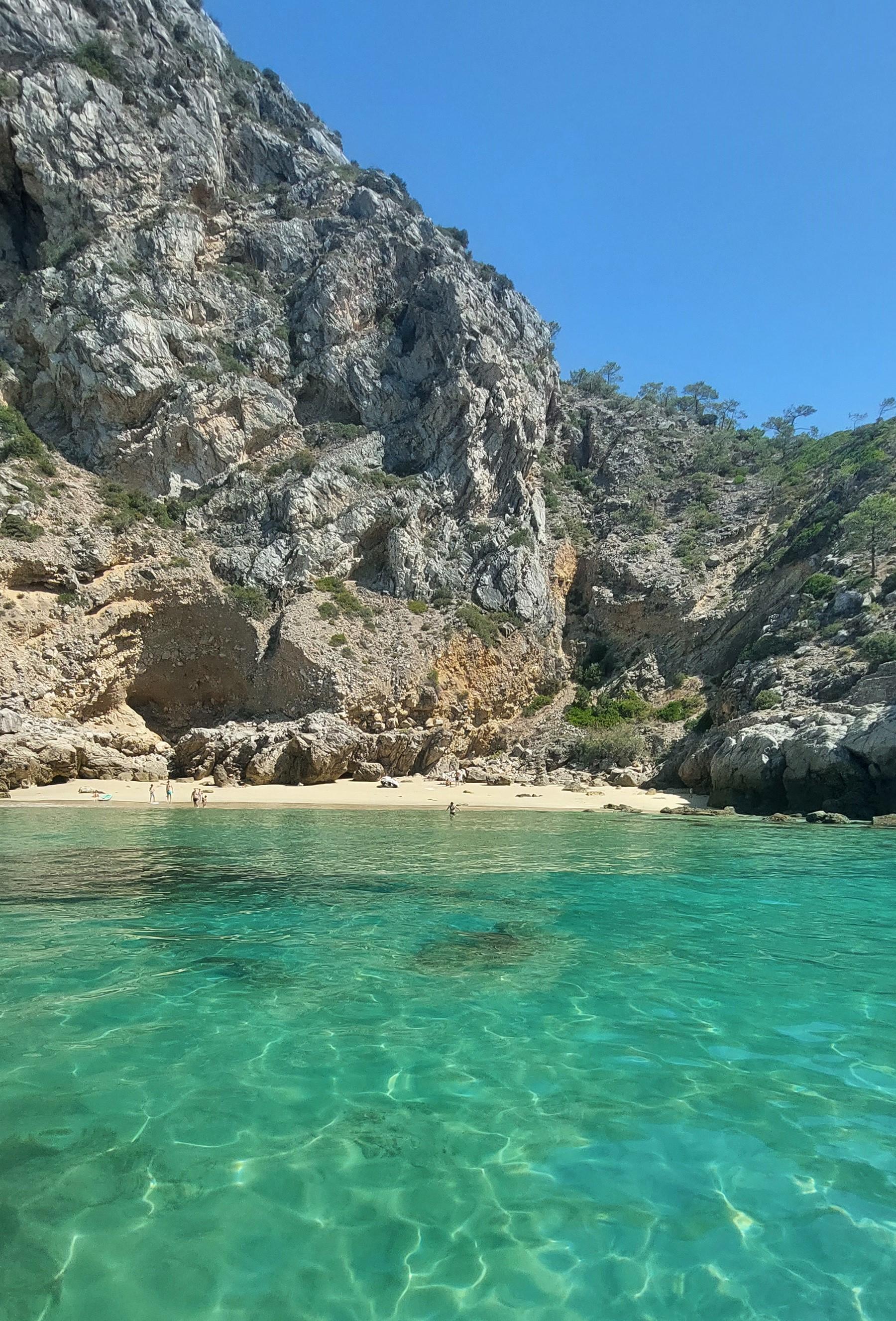Sesimbra Hidden Bays & Beaches Boat Tour with Snorkeling