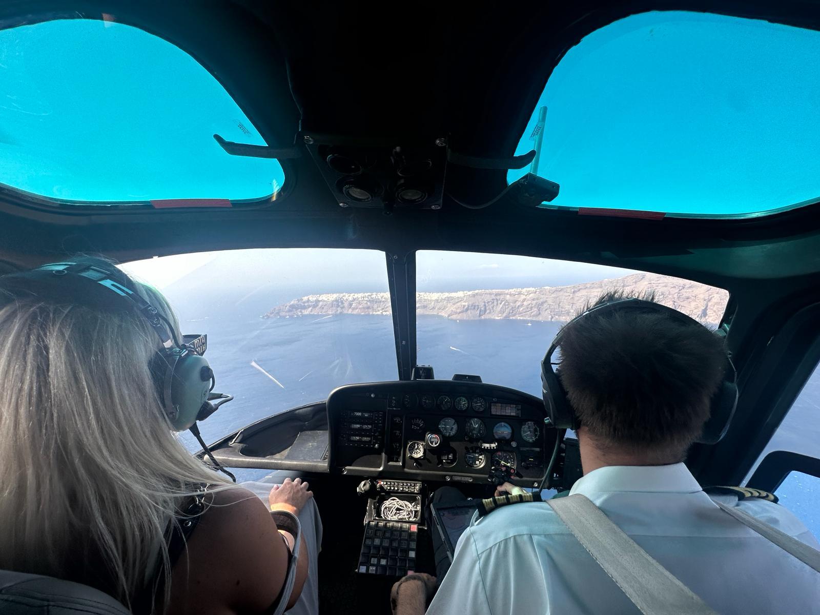 Ιδιωτική πτήση με ελικόπτερο στη Σαντορίνη: Εναέρια περιήγηση στην Καλντέρα και την Οία