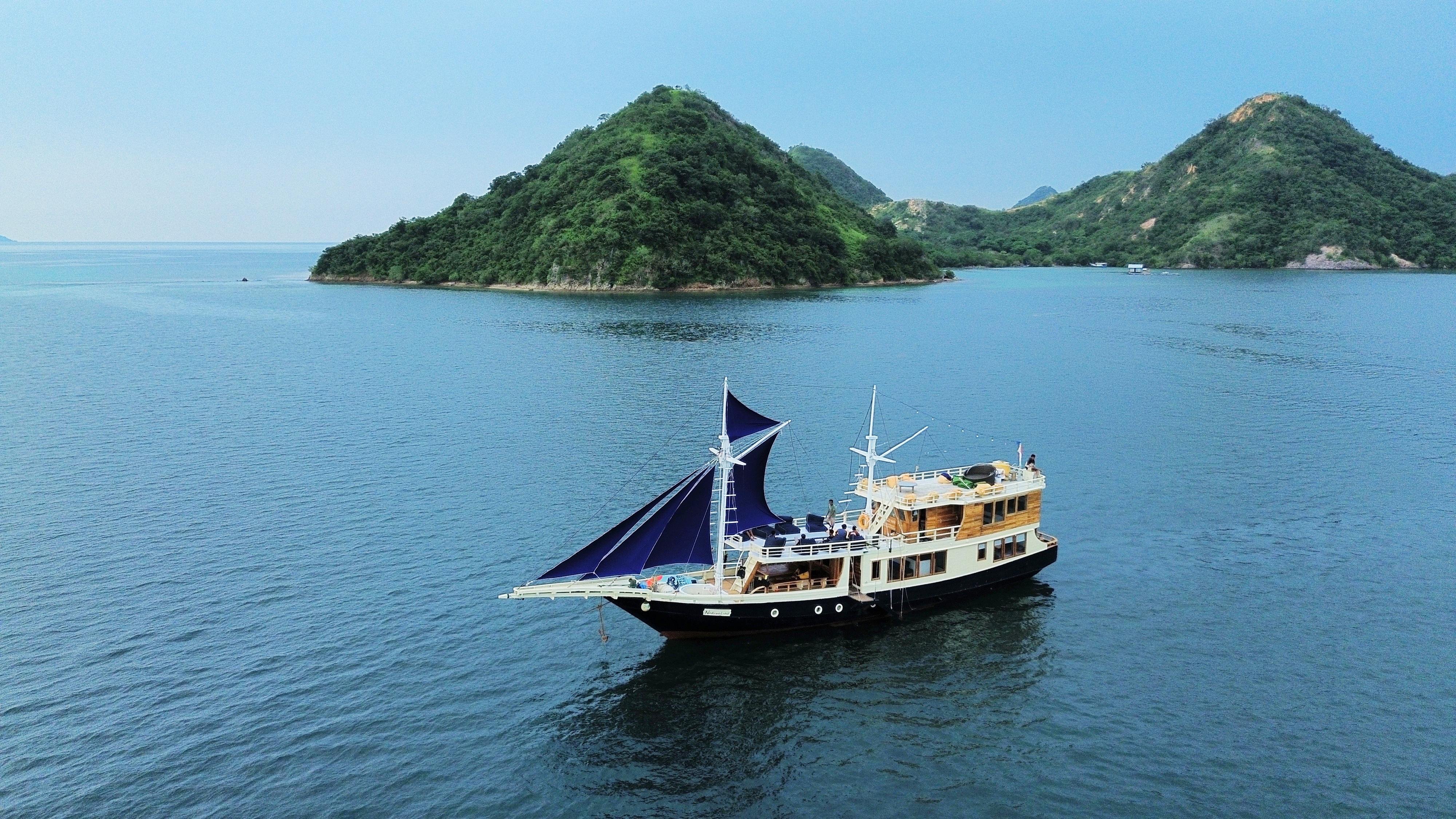 Komodo Archipelago 3-Day Phinisi Liveaboard from Labuan Bajo