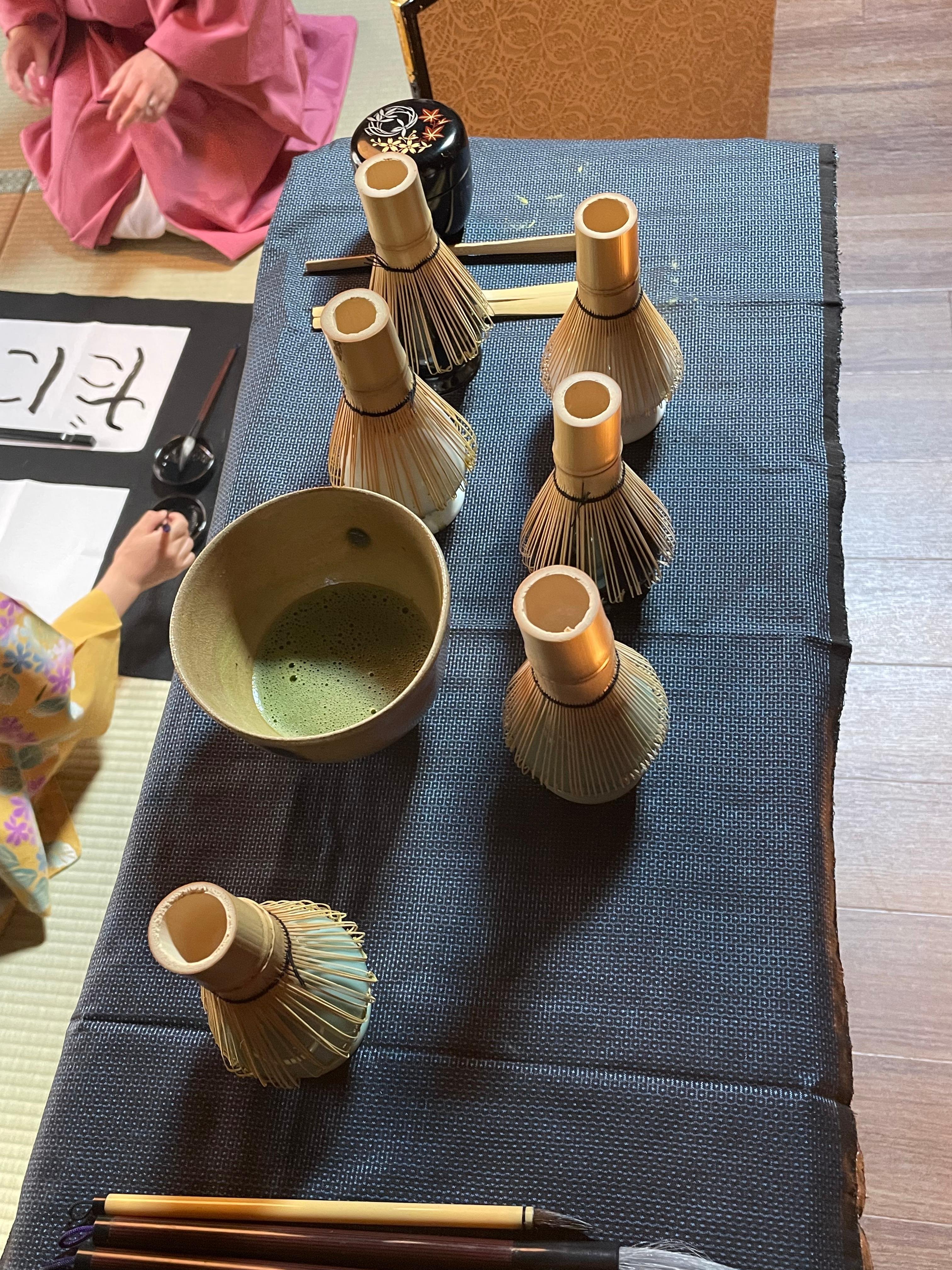 Privat upplevelse i Machiya i Kyoto: Tebjudning, kalligrafi & kimono