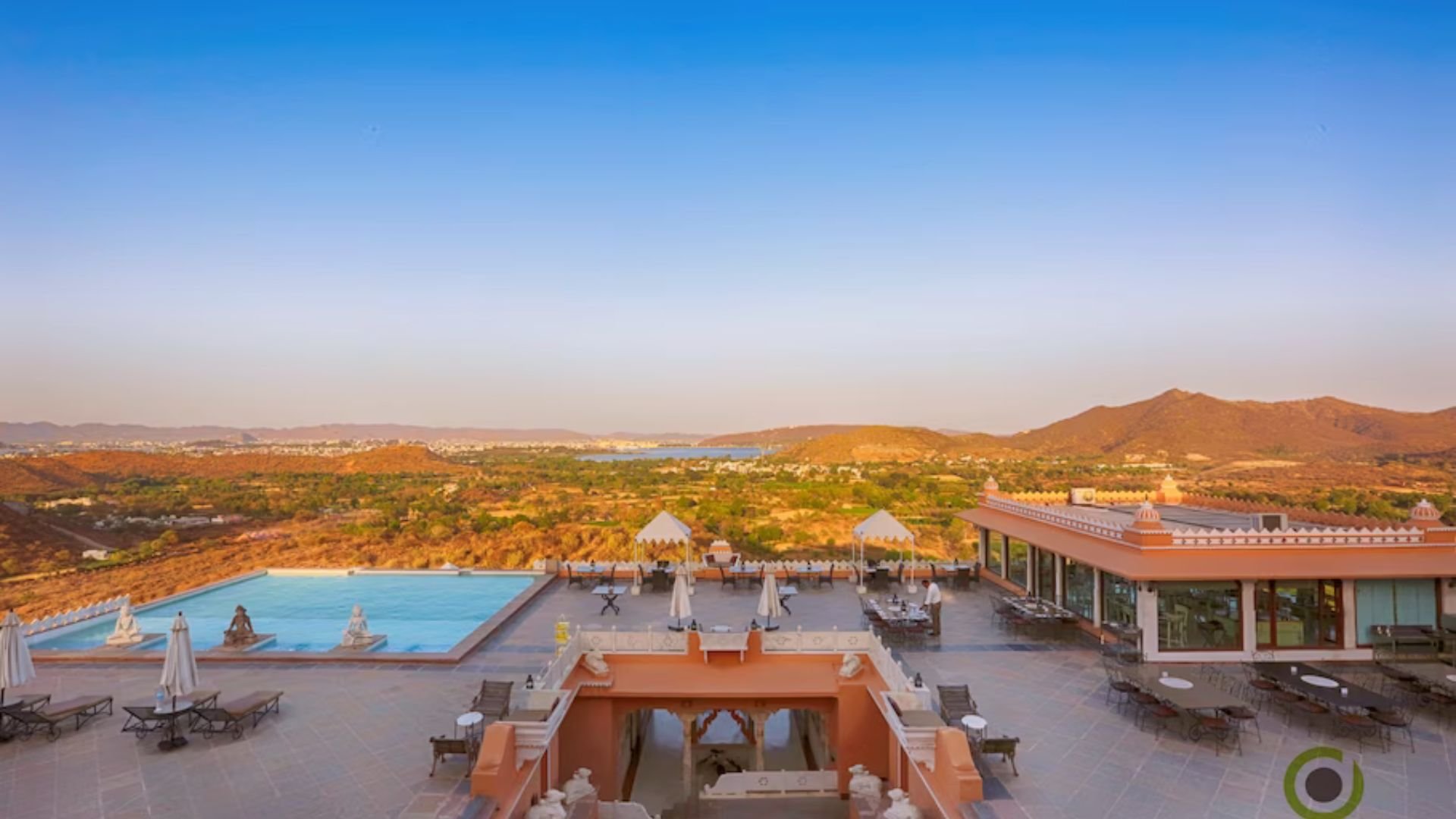 Udaipur Royal Heritage: Vintage Car Ride & Private Museum Tour